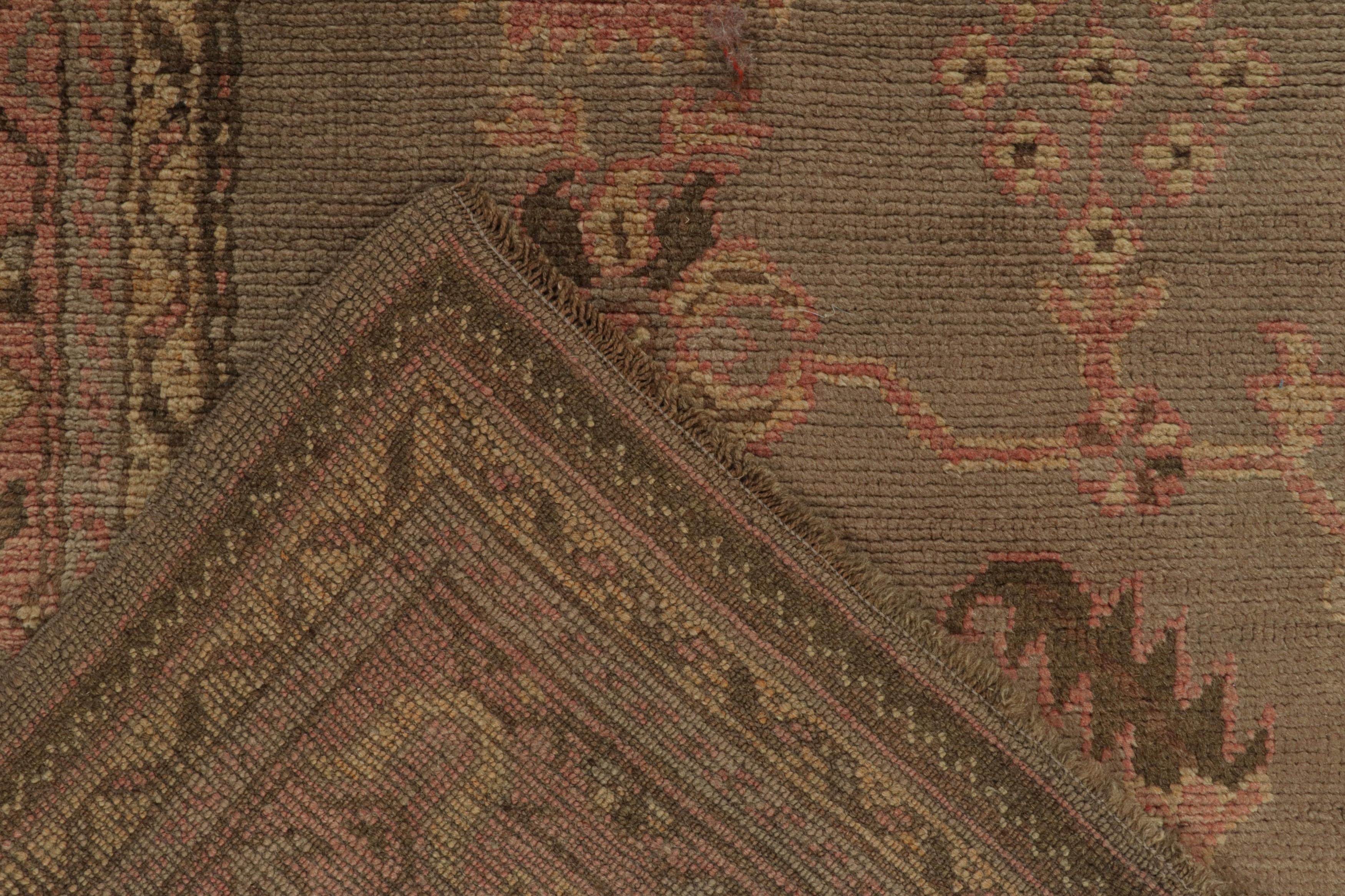 Alter Oushak-Teppich mit beige-braunen und rosa Blumenmustern, von Rug & Kilim (Wolle) im Angebot