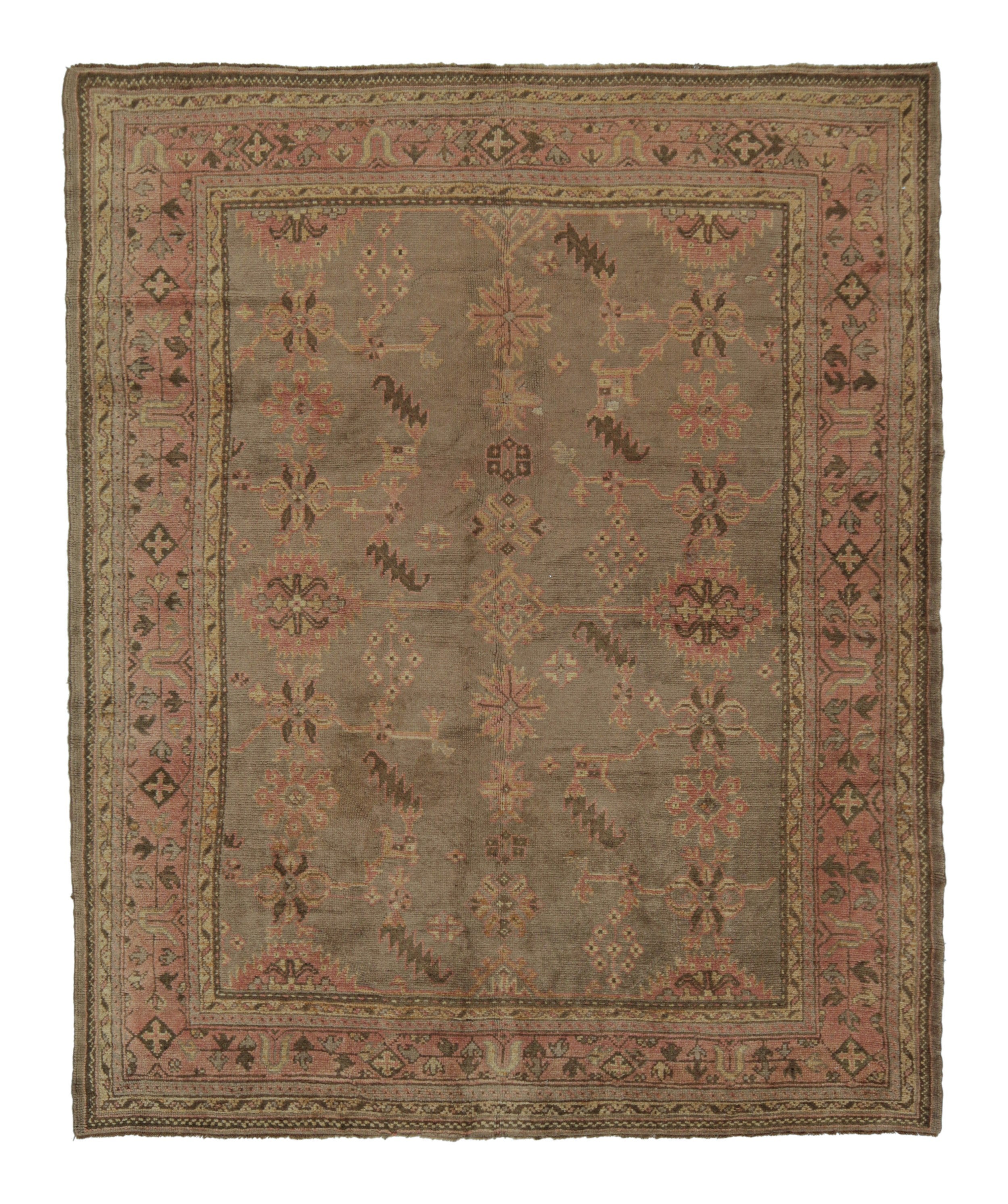 Alter Oushak-Teppich mit beige-braunen und rosa Blumenmustern, von Rug & Kilim
