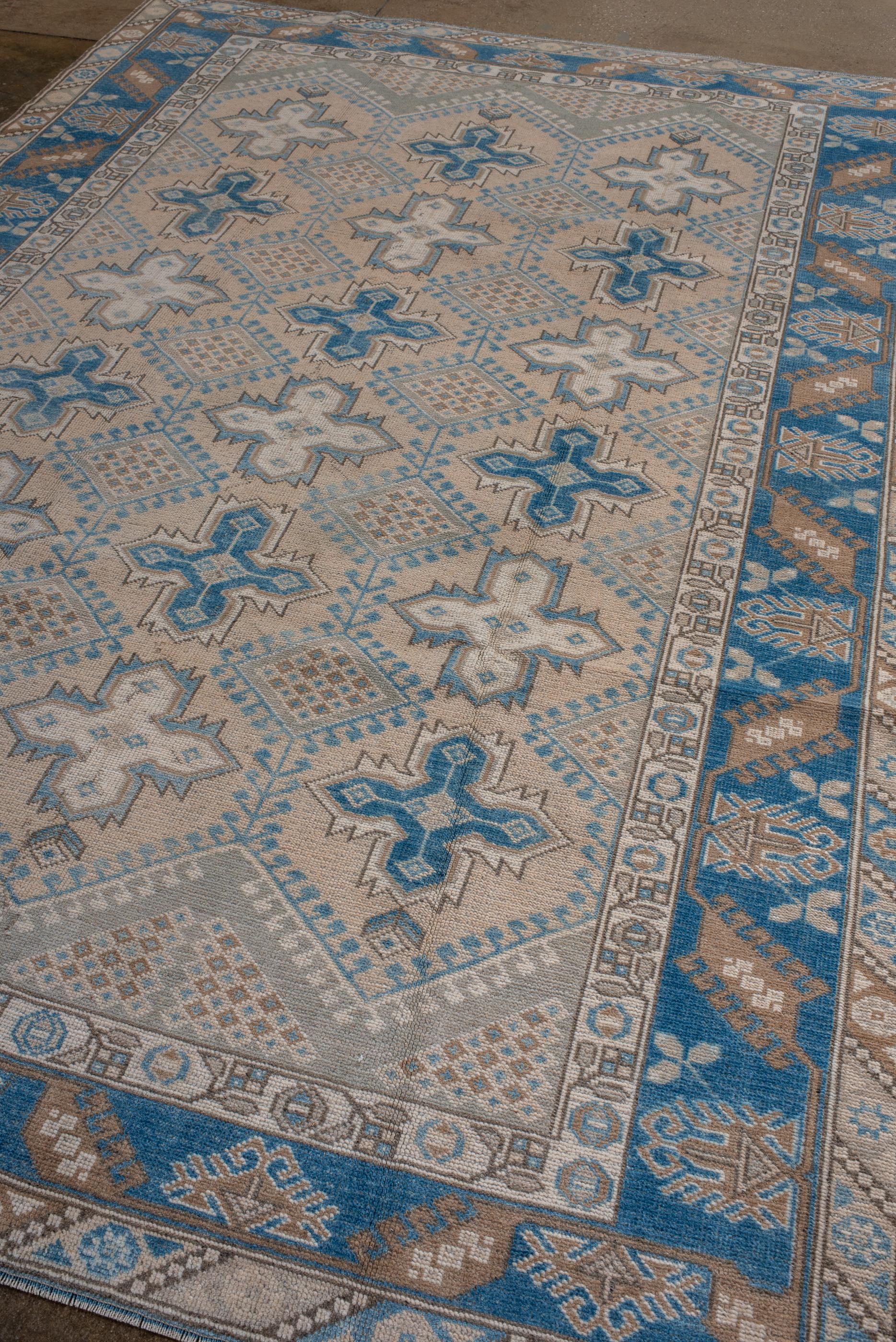 Alfombra Oushak Vintage con Campo Beige y Detalles Azules Turco en venta