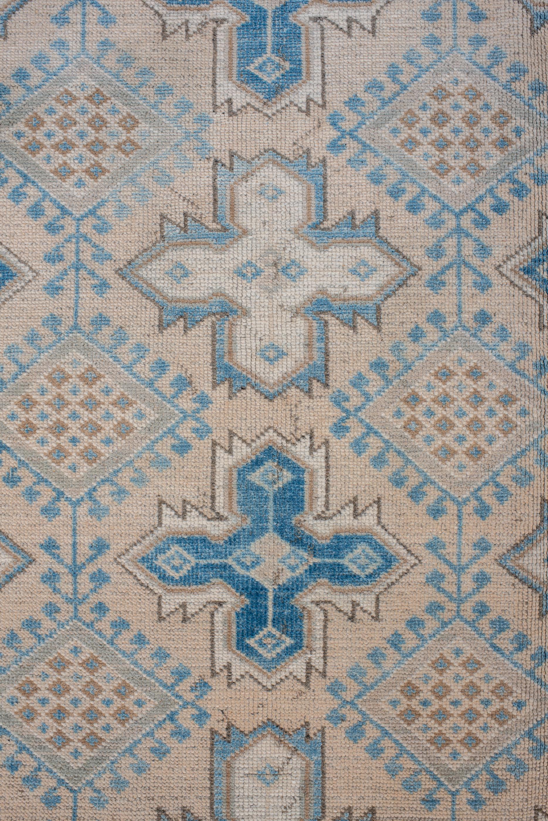Alfombra Oushak Vintage con Campo Beige y Detalles Azules Anudado a mano en venta