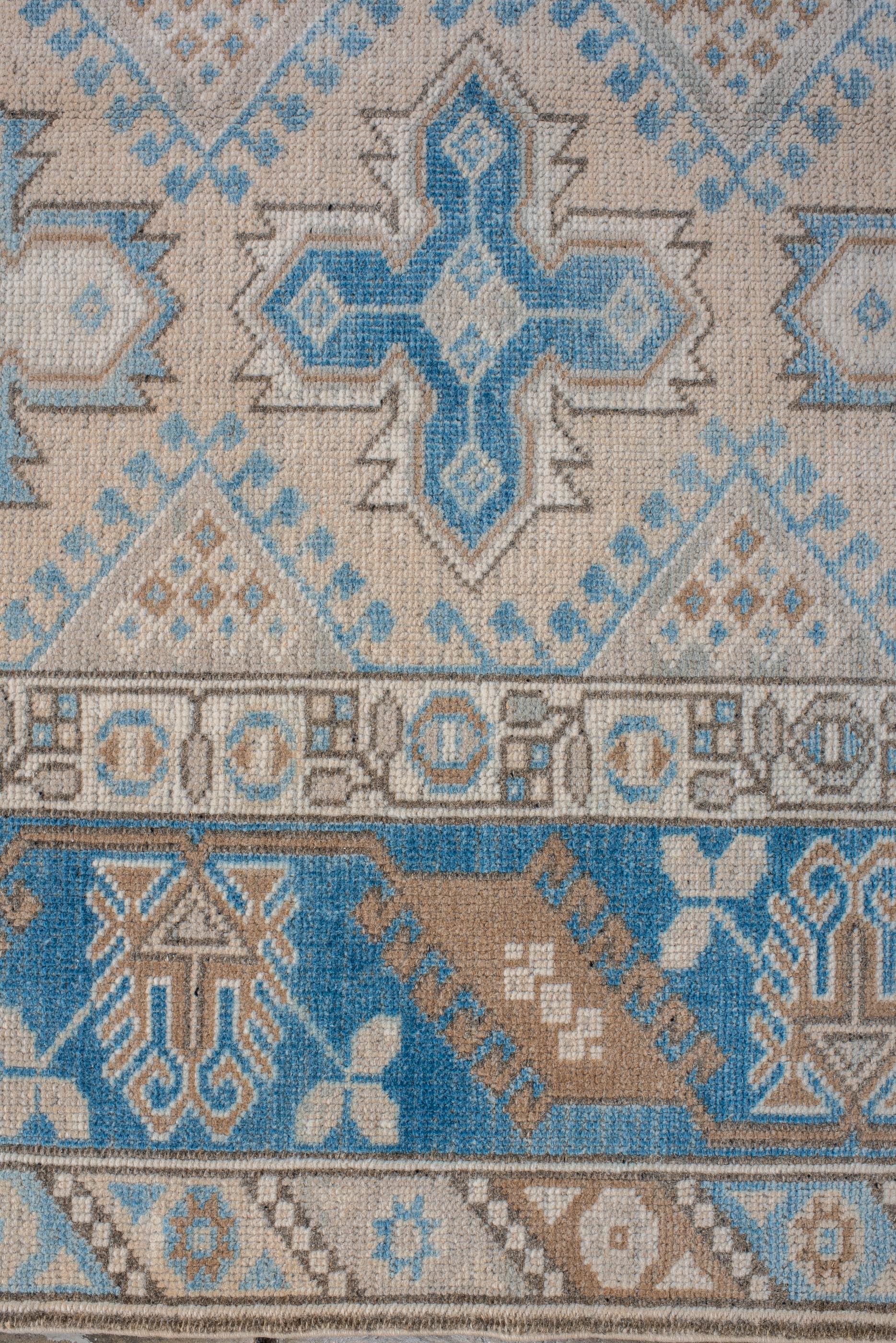 Alfombra Oushak Vintage con Campo Beige y Detalles Azules en Bueno estado para la venta en New York, NY
