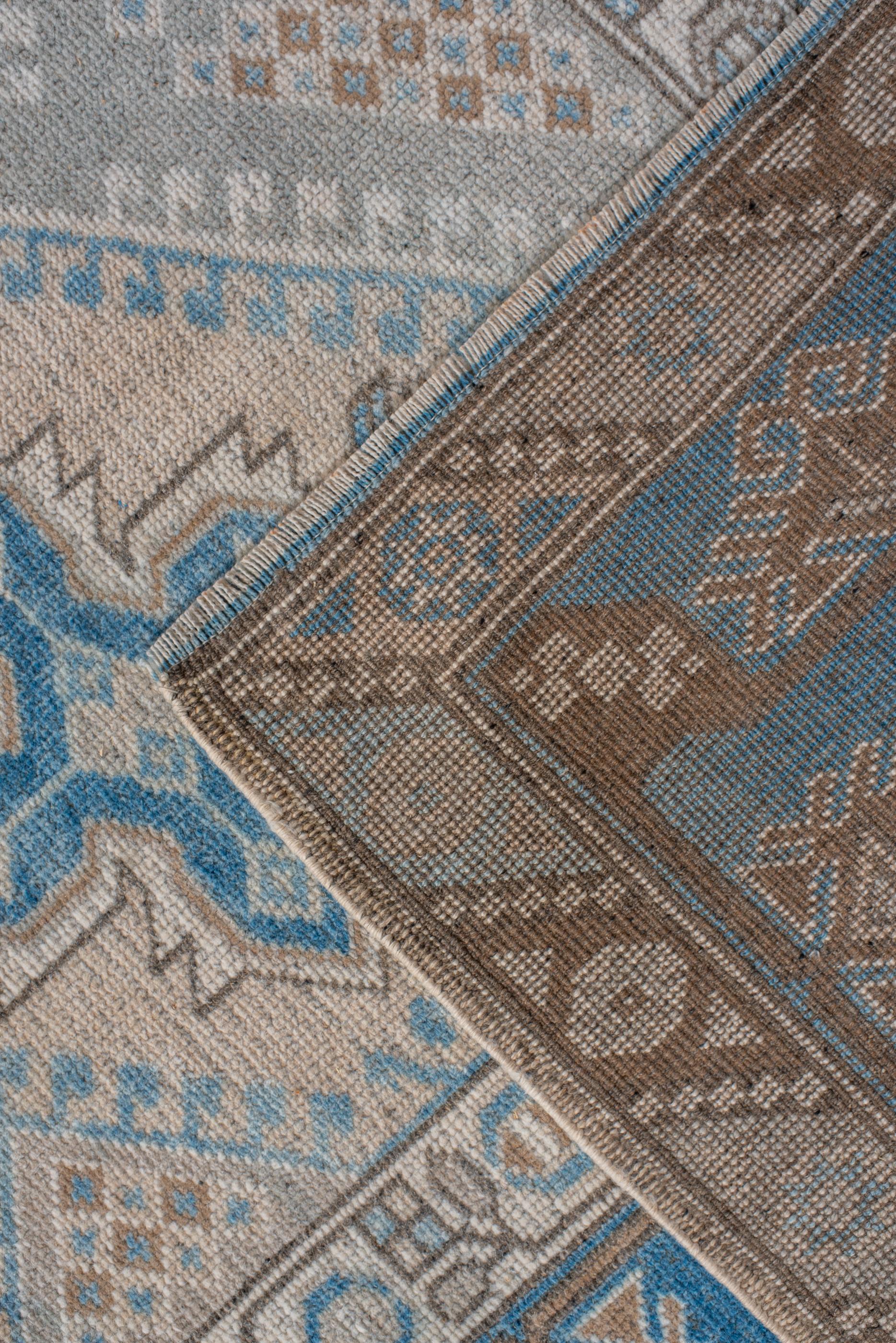 Alfombra Oushak Vintage con Campo Beige y Detalles Azules siglo XX en venta