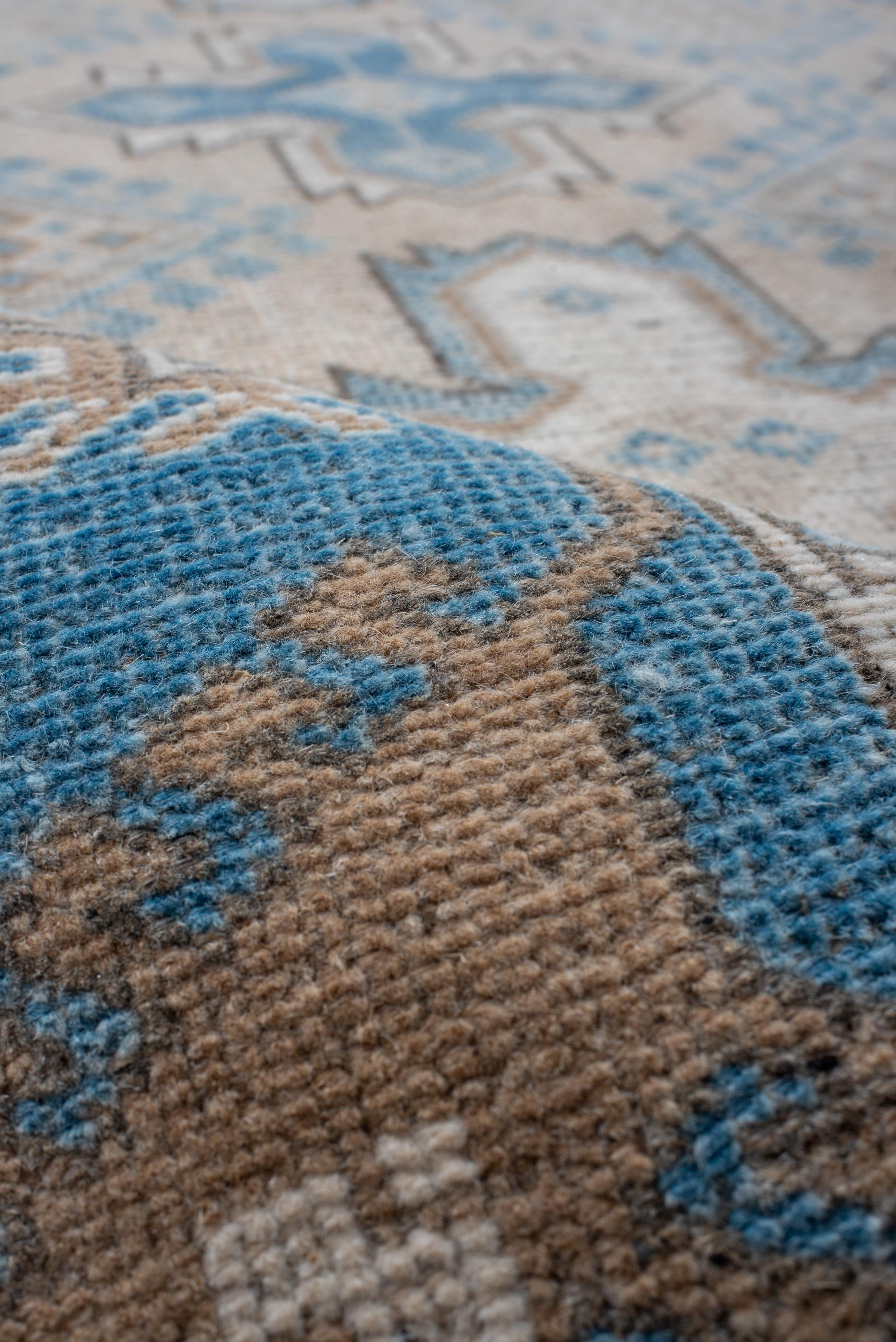 Alfombra Oushak Vintage con Campo Beige y Detalles Azules Lana en venta