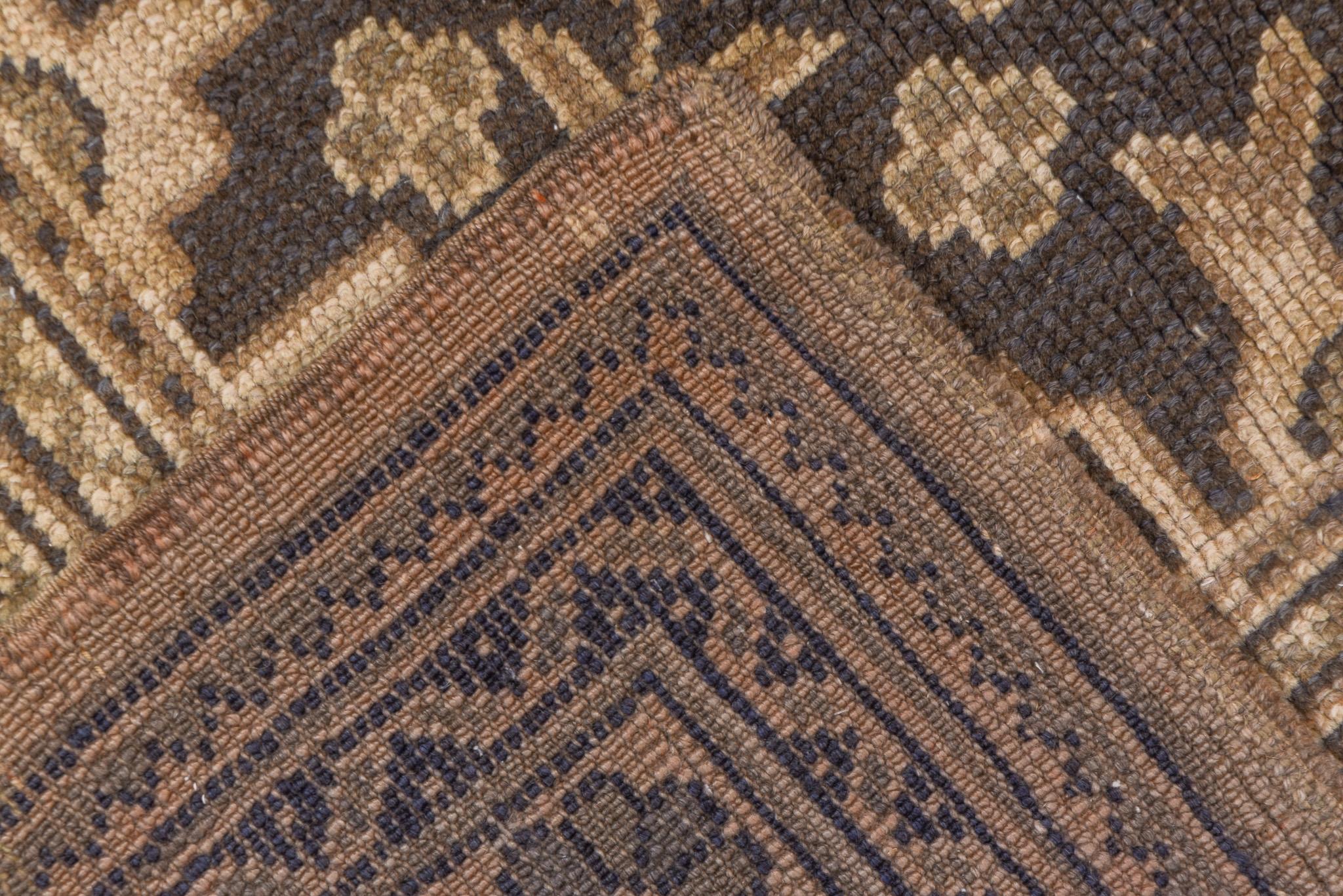 Turc Tapis vintage Oushak avec médaillon central et tons beige terreux en vente