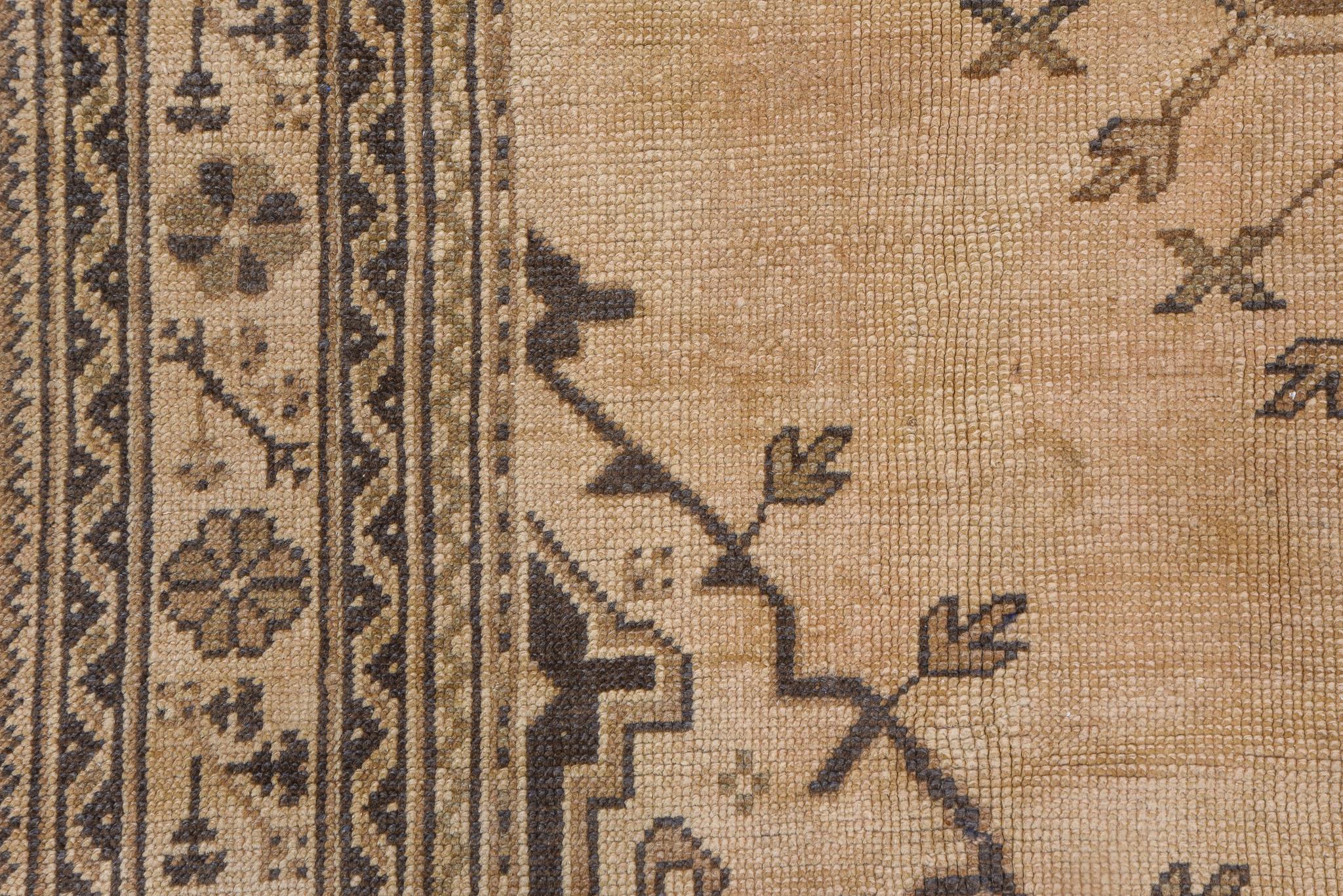 Tapis vintage Oushak avec médaillon central et tons beige terreux Excellent état - En vente à New York, NY