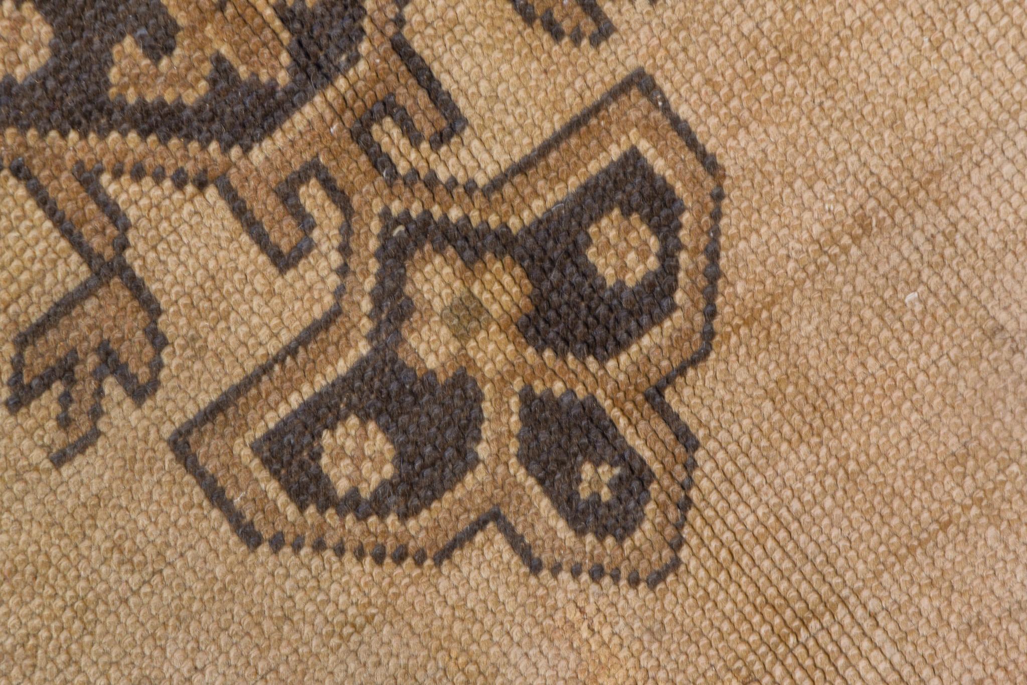 20ième siècle Tapis vintage Oushak avec médaillon central et tons beige terreux en vente