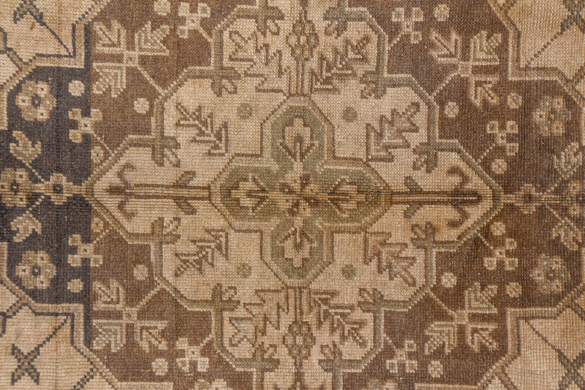 Laine Tapis vintage Oushak avec médaillon central et tons beige terreux en vente