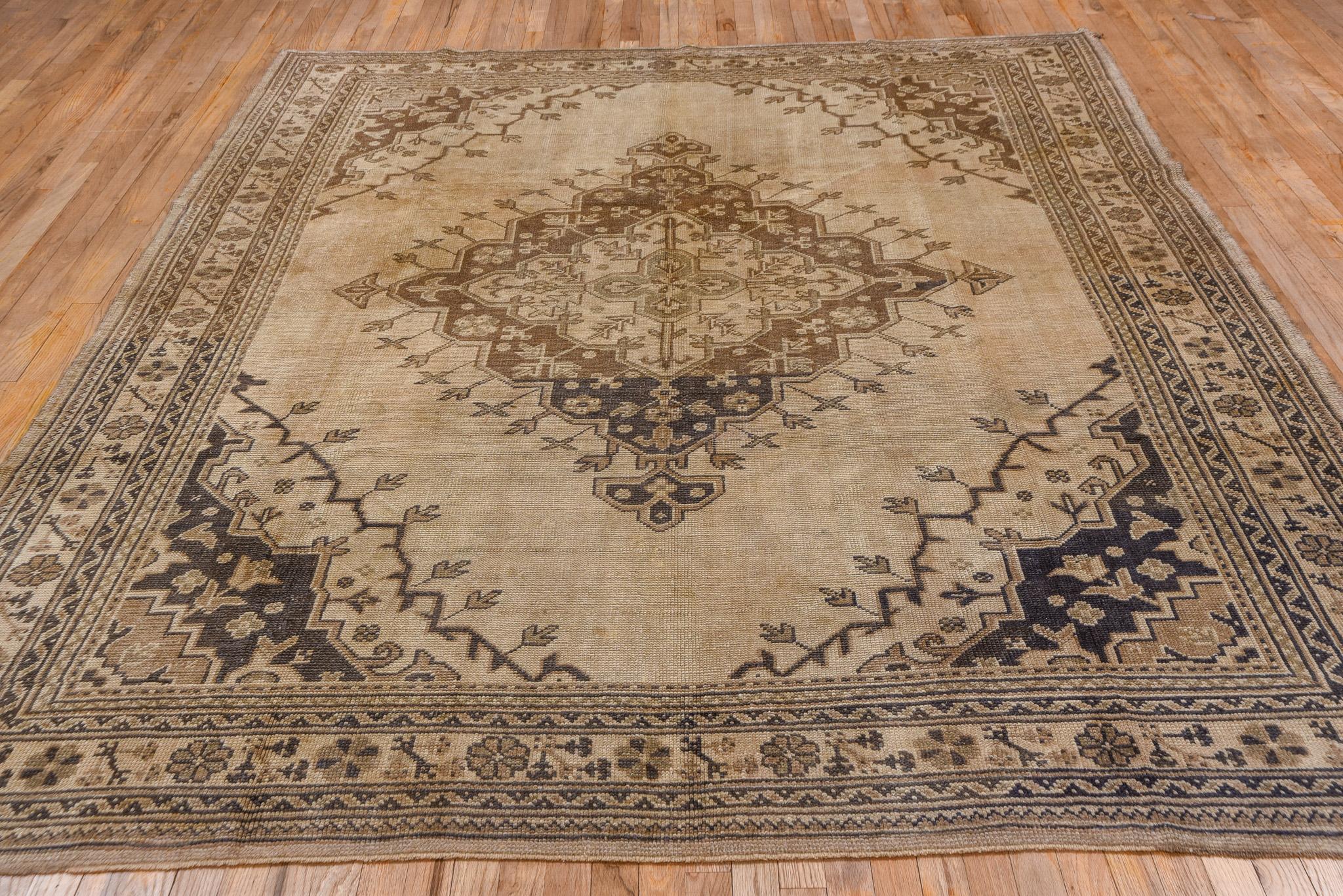 Tapis vintage Oushak avec médaillon central et tons beige terreux en vente 1