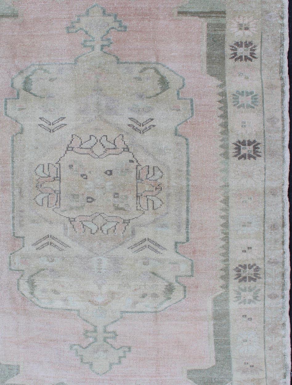 Vintage Oushak rug with central medallion light gree, light blue, pink and faded blush tones. Rug TU-MTU-4902, country of origin / type: Turkey / Oushak, circa mid-20th century.

This vintage Turkish Oushak rug (circa mid-20th century) features a