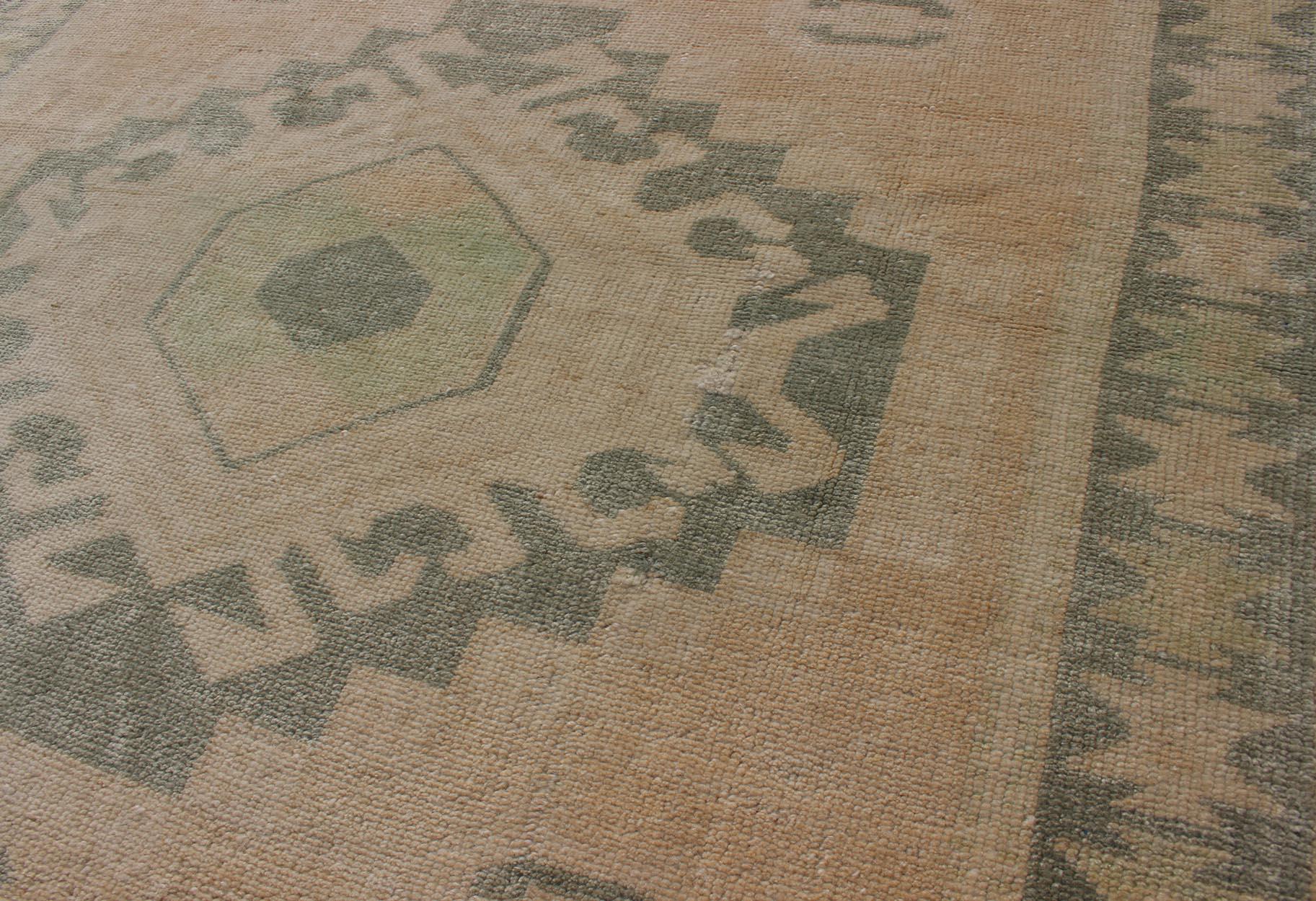 Vintage Oushak Rug with Central Medallion Warm Tones And Green Tones In Good Condition For Sale In Atlanta, GA