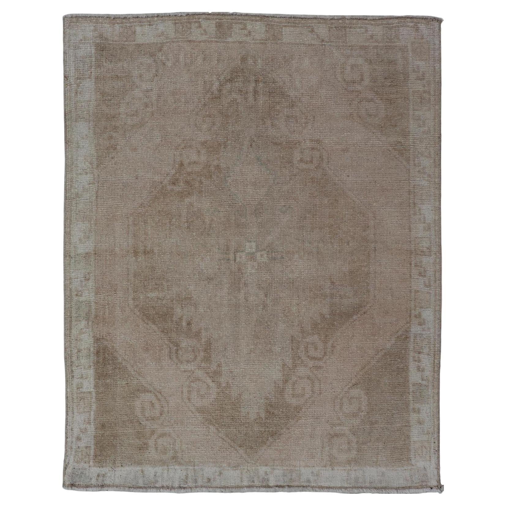 Vintage Oushak Teppich mit komplizierten floralen Design 2
5" X3
1"