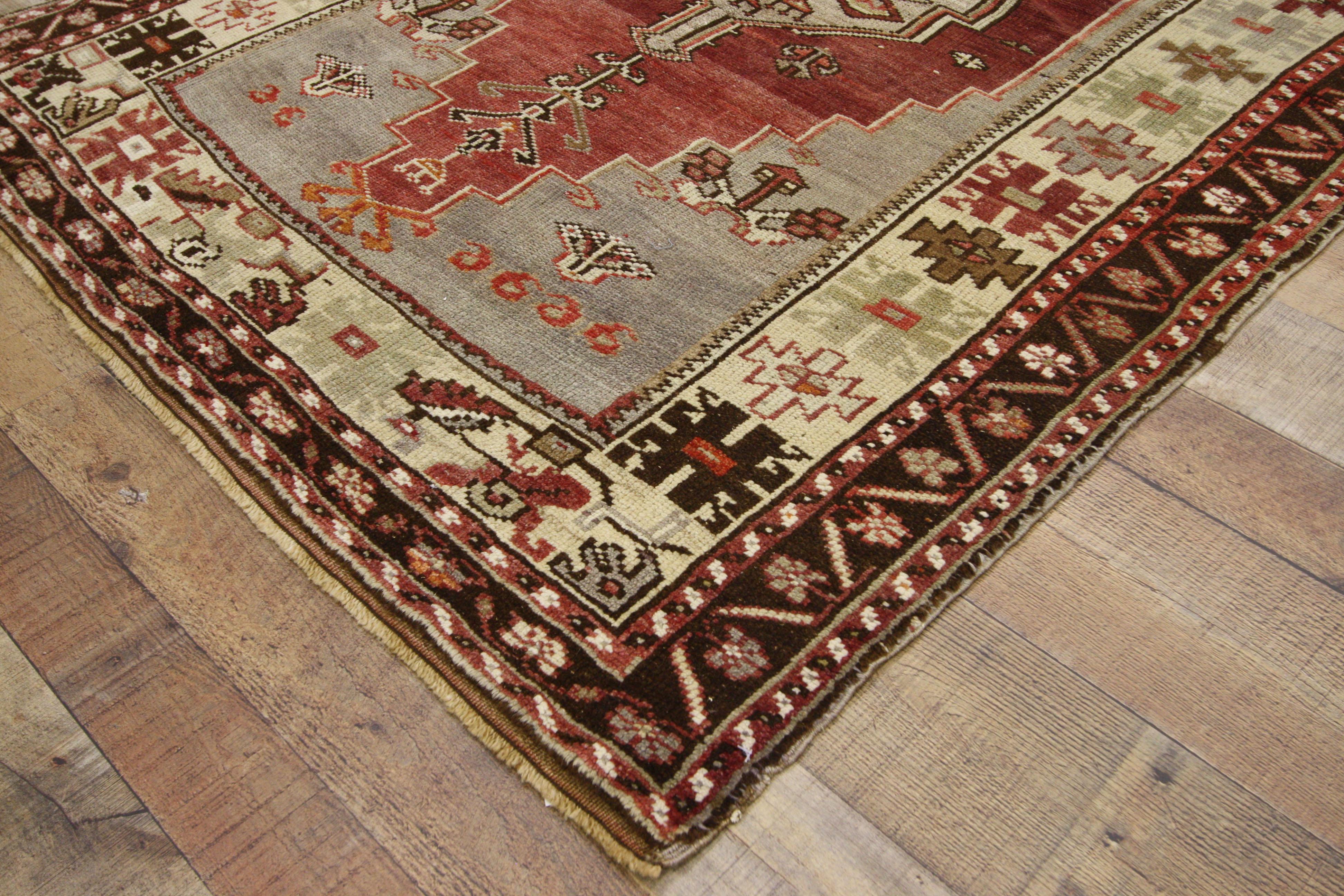 52384, vintage Oushak rug with Venetian style. Venetian style is a stunning amalgam of Islamic and Italian furnishings and design elements. In this hand knotted wool vintage Turkish Oushak rug we see both cultures on display. Sumptuous like Italian