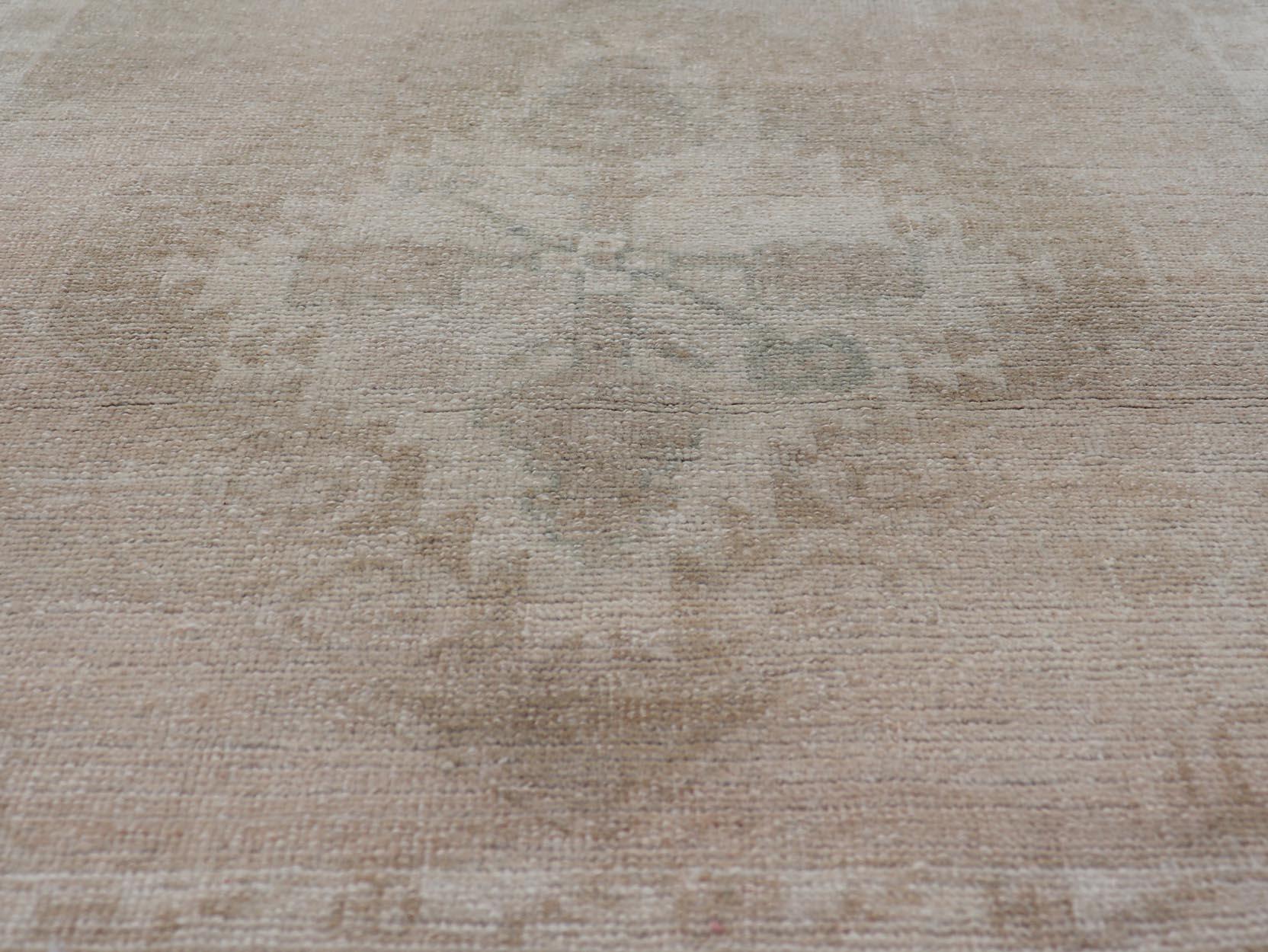 Oushak-Teppich im Vintage-Stil mit Medaillon und zarten Blumenmuster 2'3