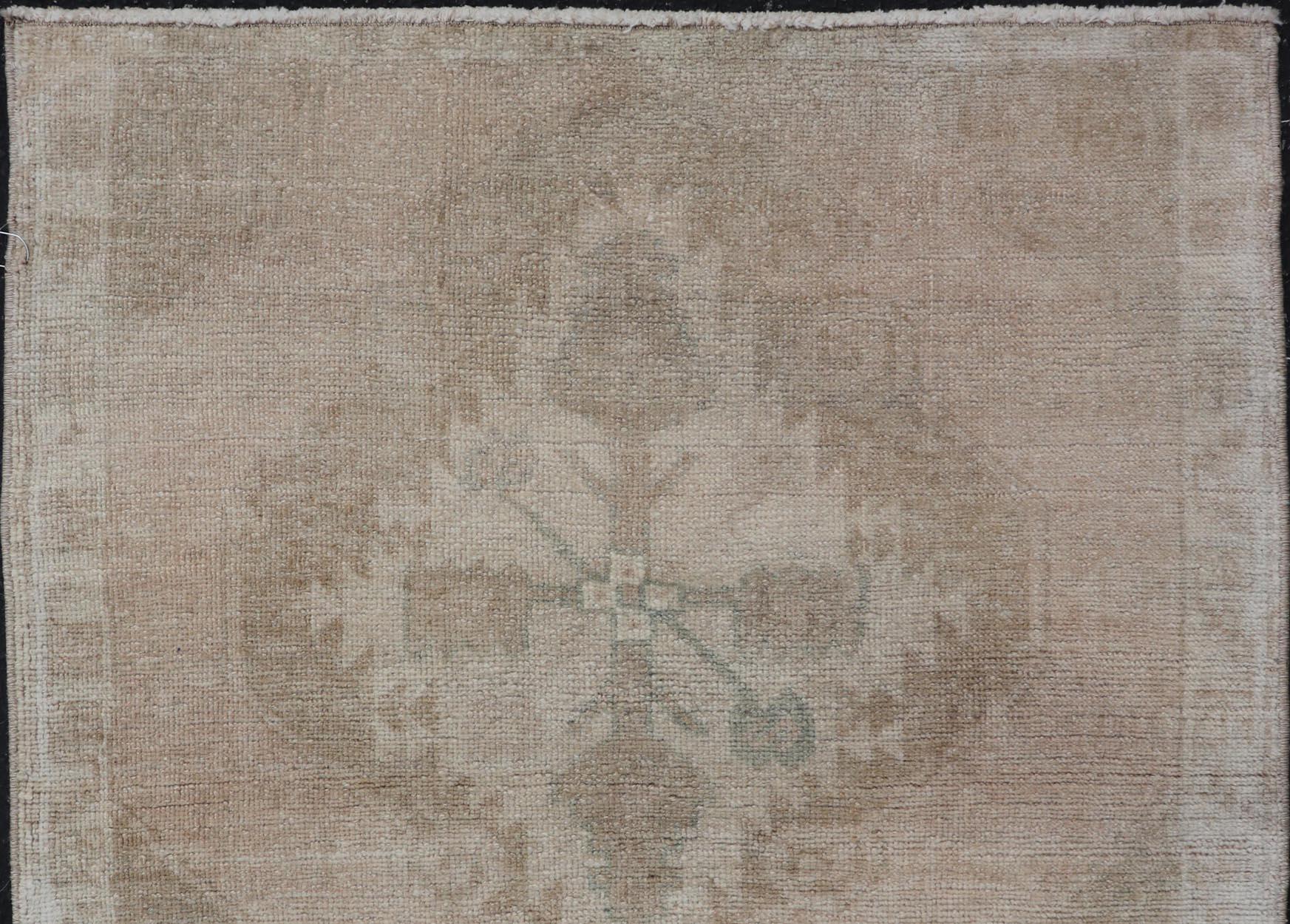Oushak-Teppich im Vintage-Stil mit Medaillon und zarten Blumenmuster 2'3