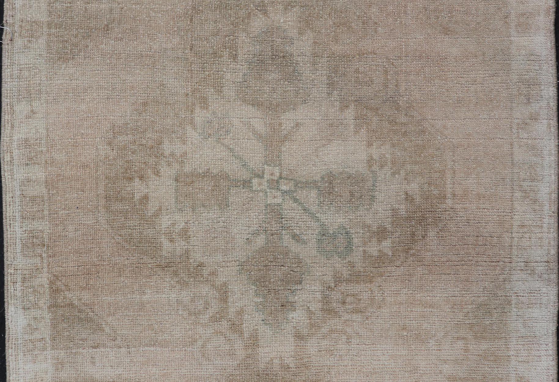 Oushak-Teppich im Vintage-Stil mit Medaillon und zarten Blumenmuster 2'3