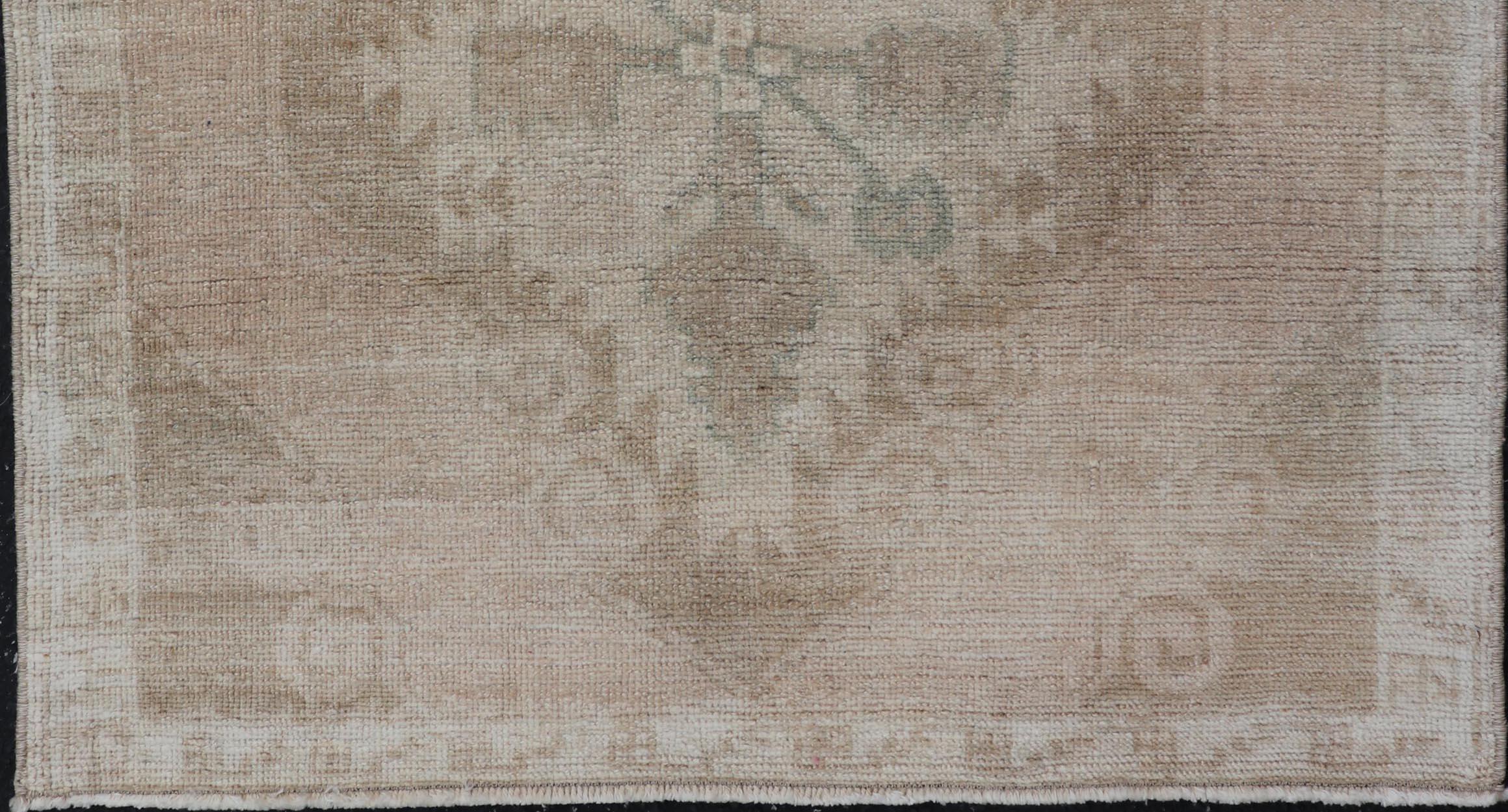 Oushak-Teppich im Vintage-Stil mit Medaillon und zarten Blumenmuster 2'3