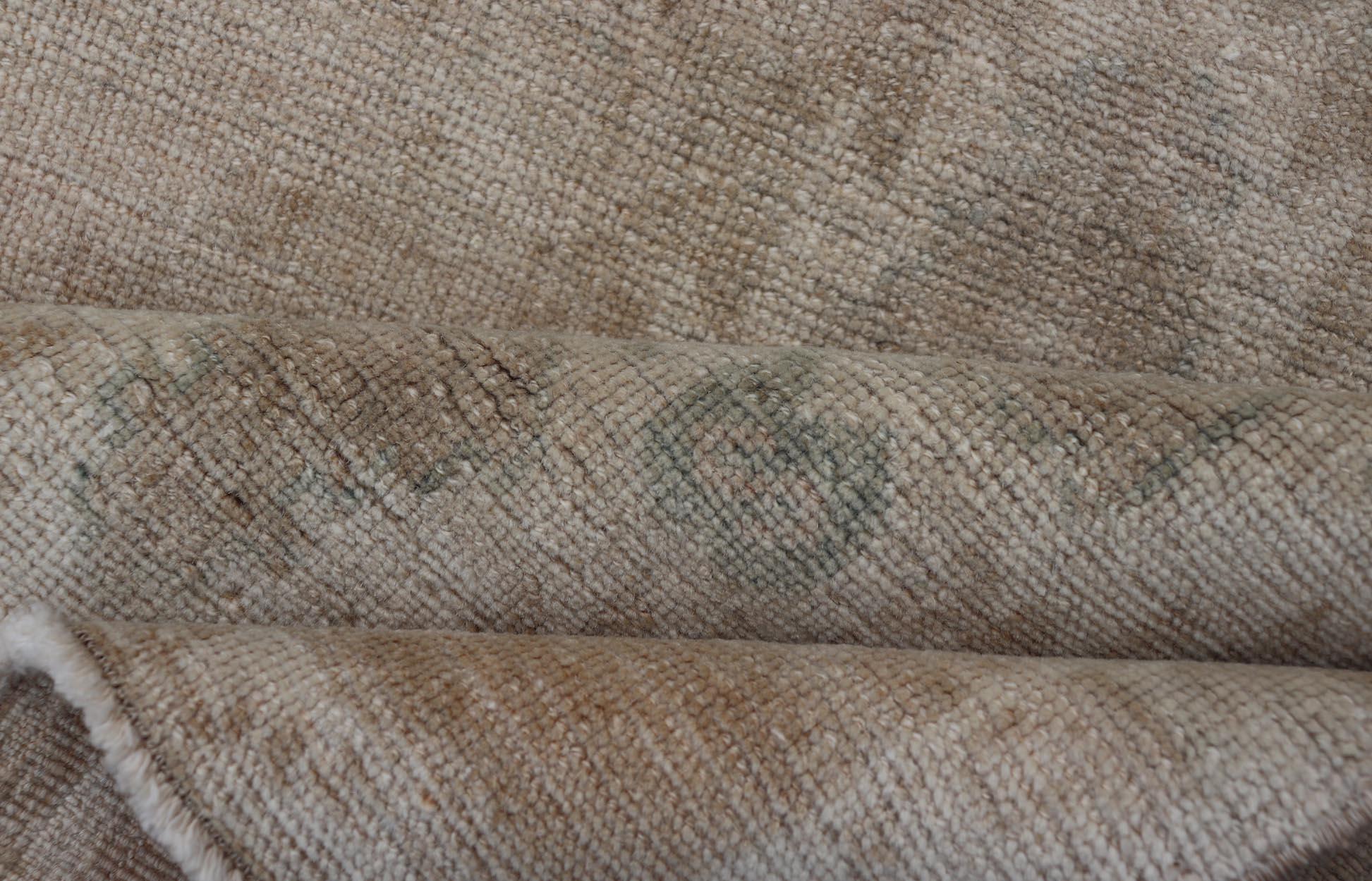 Oushak-Teppich im Vintage-Stil mit Medaillon und zarten Blumenmuster 2'3