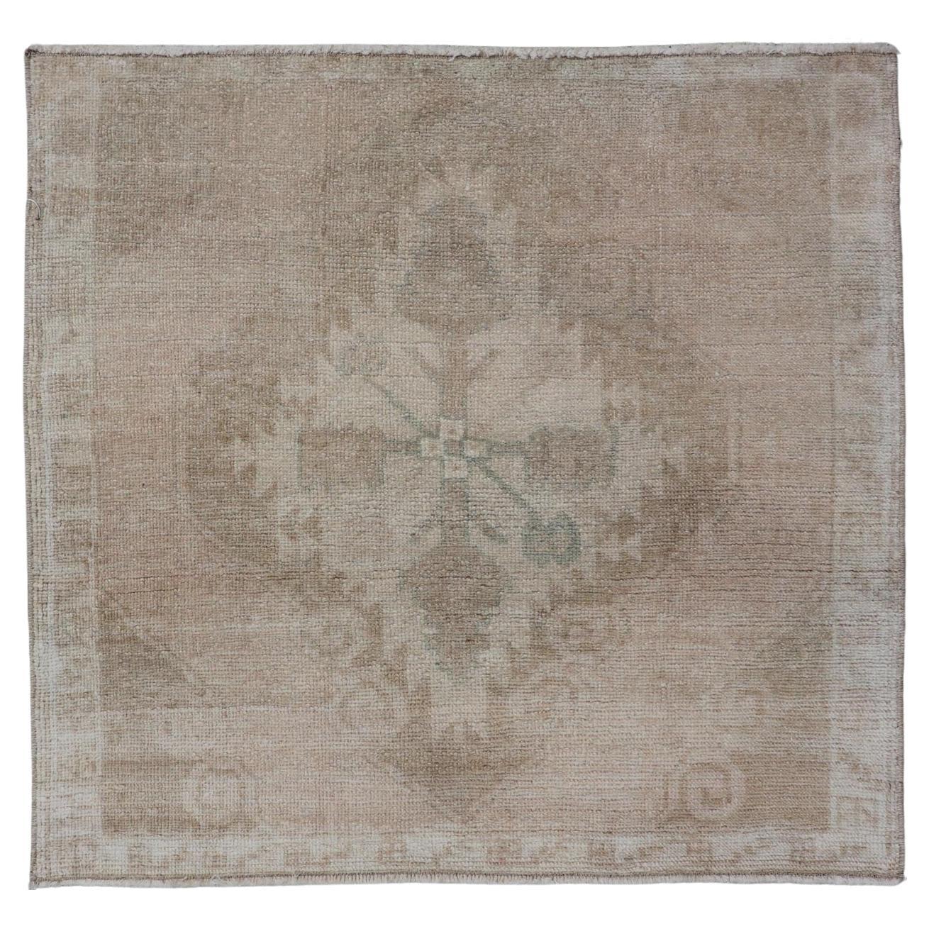Oushak-Teppich im Vintage-Stil mit Medaillon und zarten Blumenmuster 2'3" x 2'5" im Angebot
