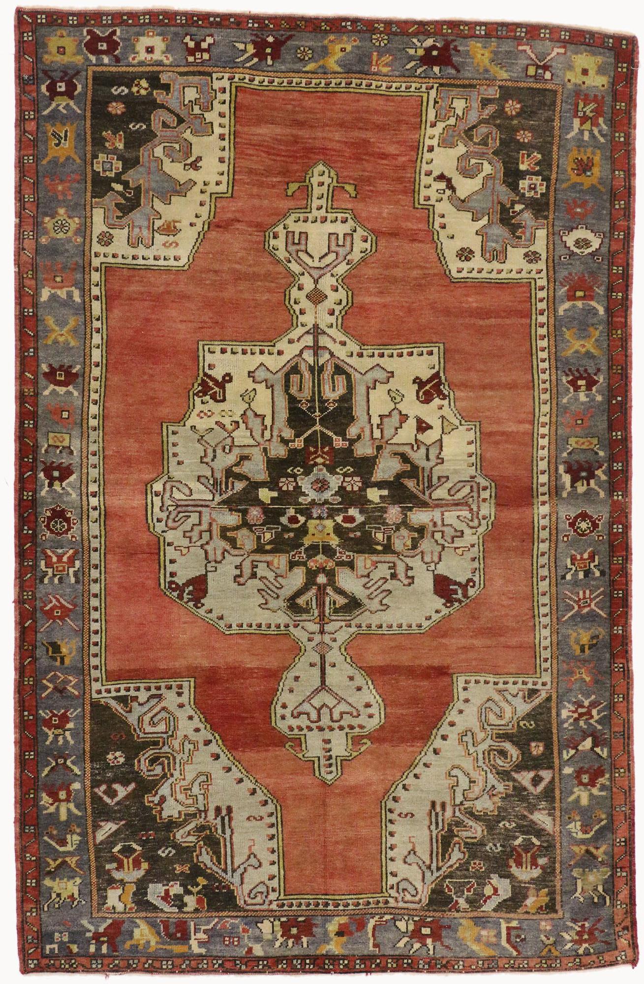 74077 A vintage Oushak rug with Classic medallion and corner motif. This hand-knotted wool vintage Turkish Oushak rug displays a Mid-Century Modern style. Opulent, yet appealing in its simplicity, this Classic Oushak rug is rendered in brilliant