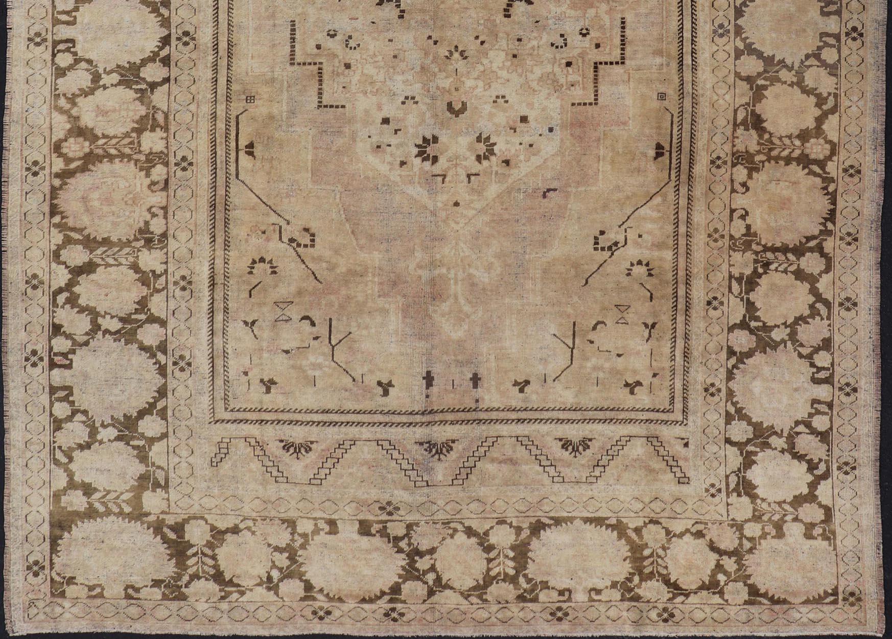 Vintage Oushak rug with muted neutral colors in tan, taupe, beige, gray & brown rug/EN-92318, vintage Oushak, vintage Turkish rug

This unique neutral color vintage Oushak Turkish rug features a delicate floral border framed by subdued geometric