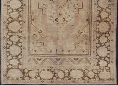 Tappeto Oushak vintage con colori neutri smorzati in Tan, Beige, Taupe, Grigio e Marrone