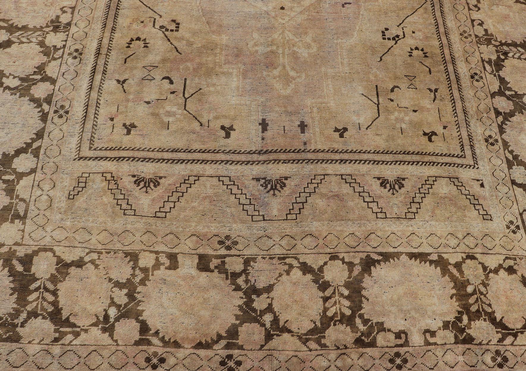 Tapis vintage Oushak aux couleurs neutres et froides en brun clair, beige, taupe, gris et brun Bon état - En vente à Atlanta, GA