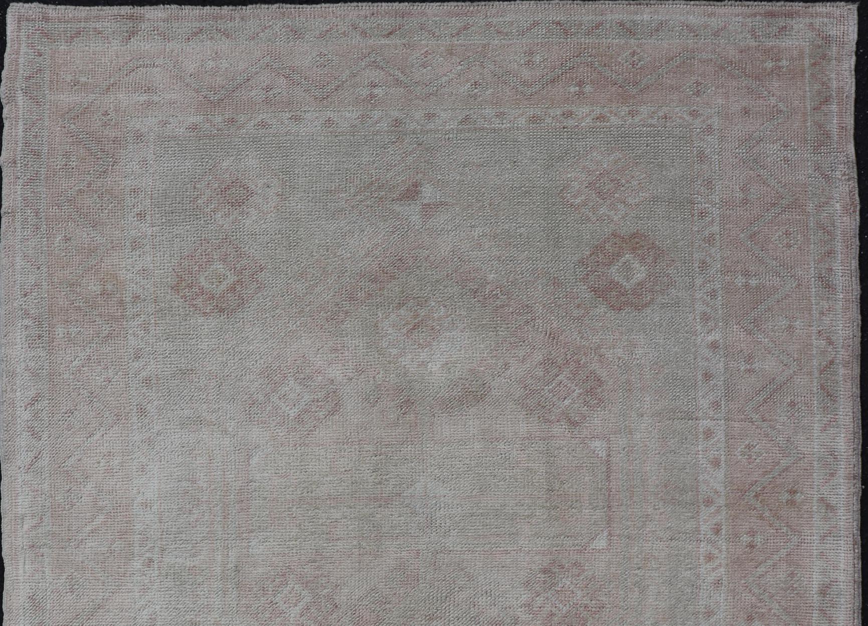 Oushak-Teppich im Vintage-Stil mit pastellfarbenen Farben in Braun, Grün, Buttergelb und Rosa im Angebot 3