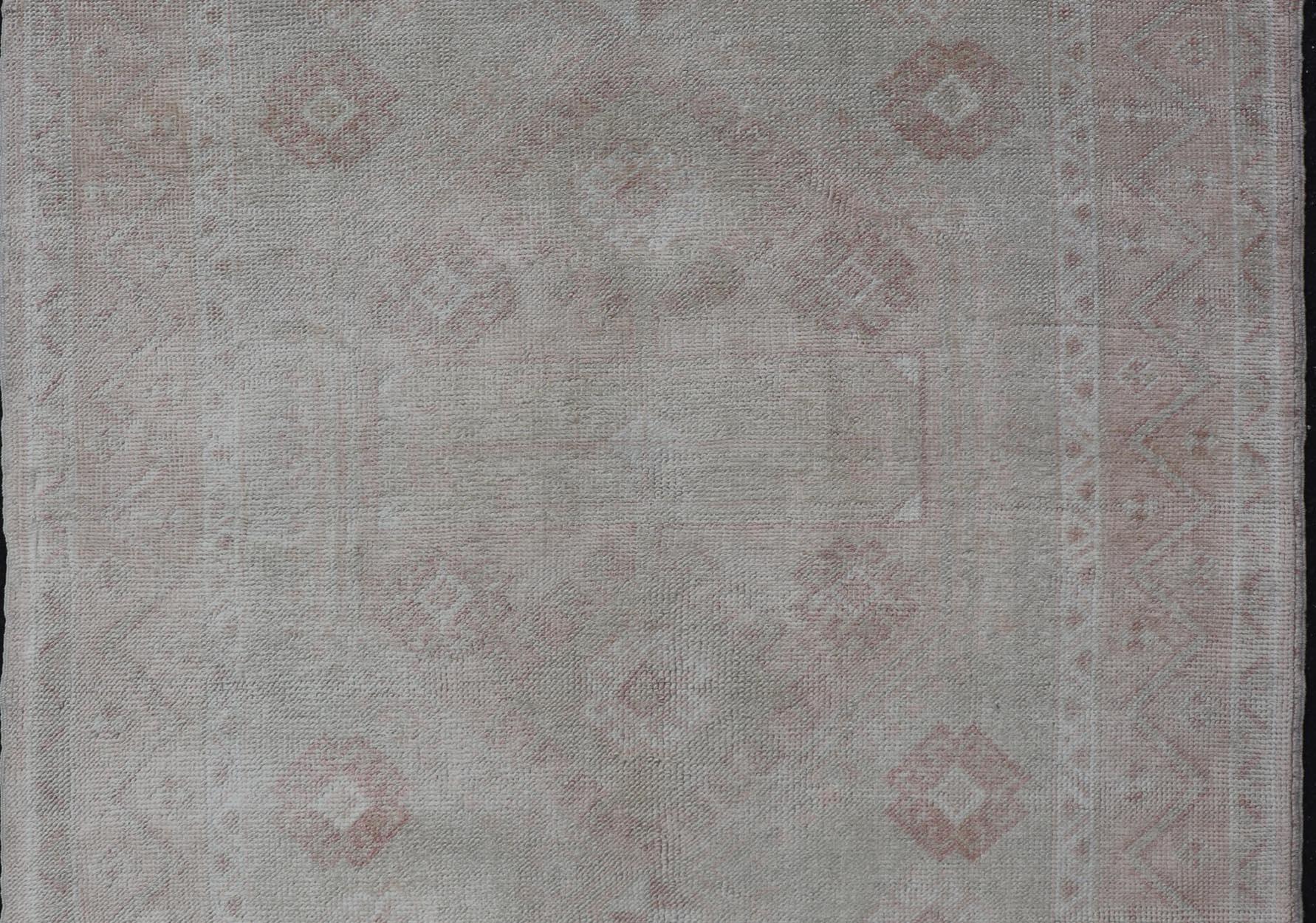 Oushak-Teppich im Vintage-Stil mit pastellfarbenen Farben in Braun, Grün, Buttergelb und Rosa im Angebot 4