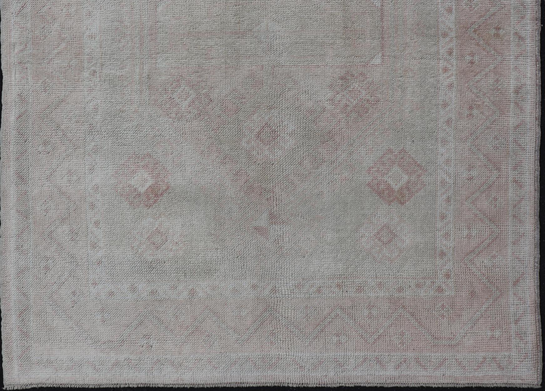 Oushak-Teppich im Vintage-Stil mit pastellfarbenen Farben in Braun, Grün, Buttergelb und Rosa im Angebot 5