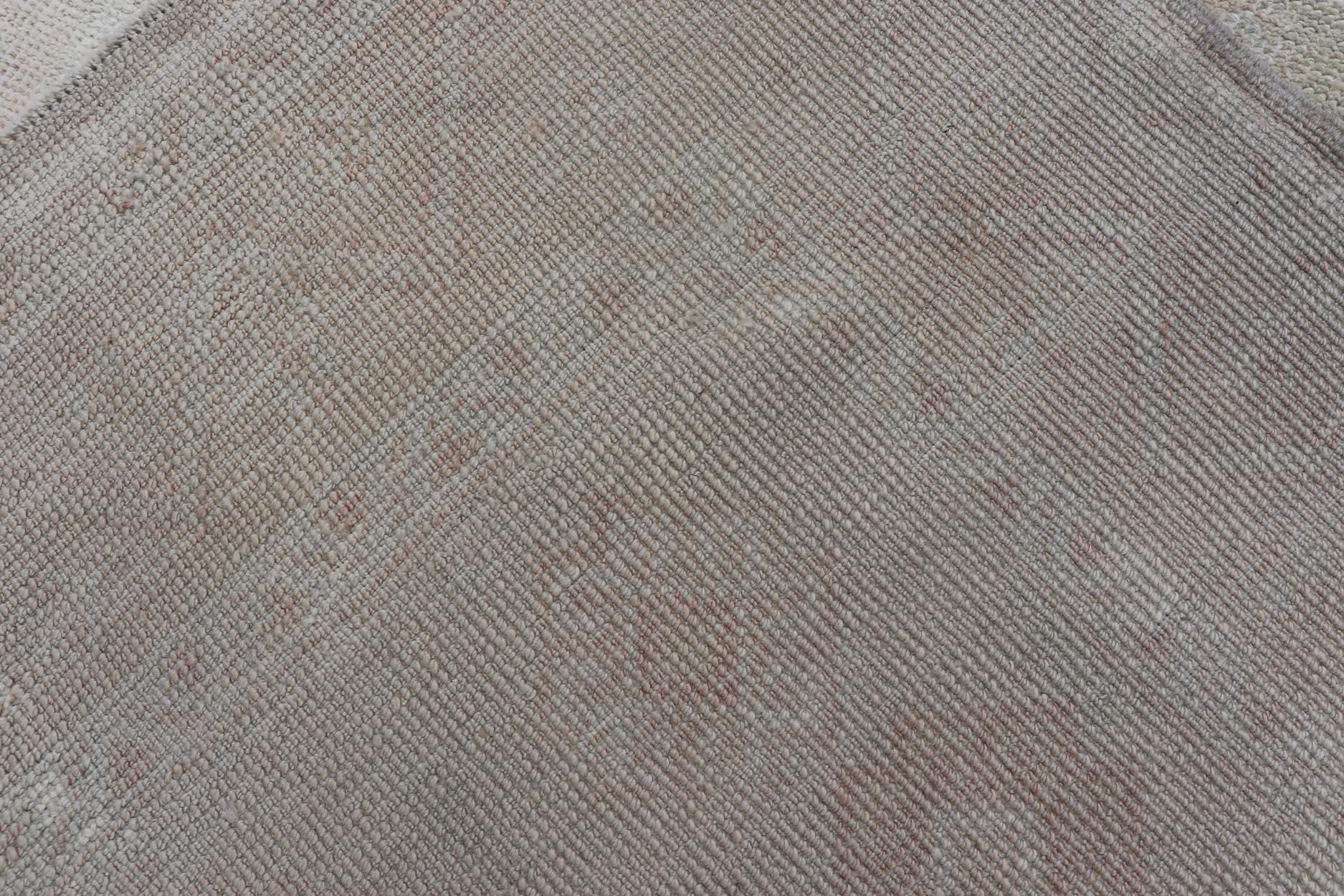 Oushak Vintage-Teppich mit Pastellfarben in Tan, Grün, Buttergelb, Rosa und Pfirsich. Keivan Woven Arts, Teppich EN-15526, Herkunftsland / Art: Türkei / Oushak, um die Mitte des 20. Jahrhunderts.

Maße: 4'6 x 6'0 

Dieser türkische Oushak-Teppich im