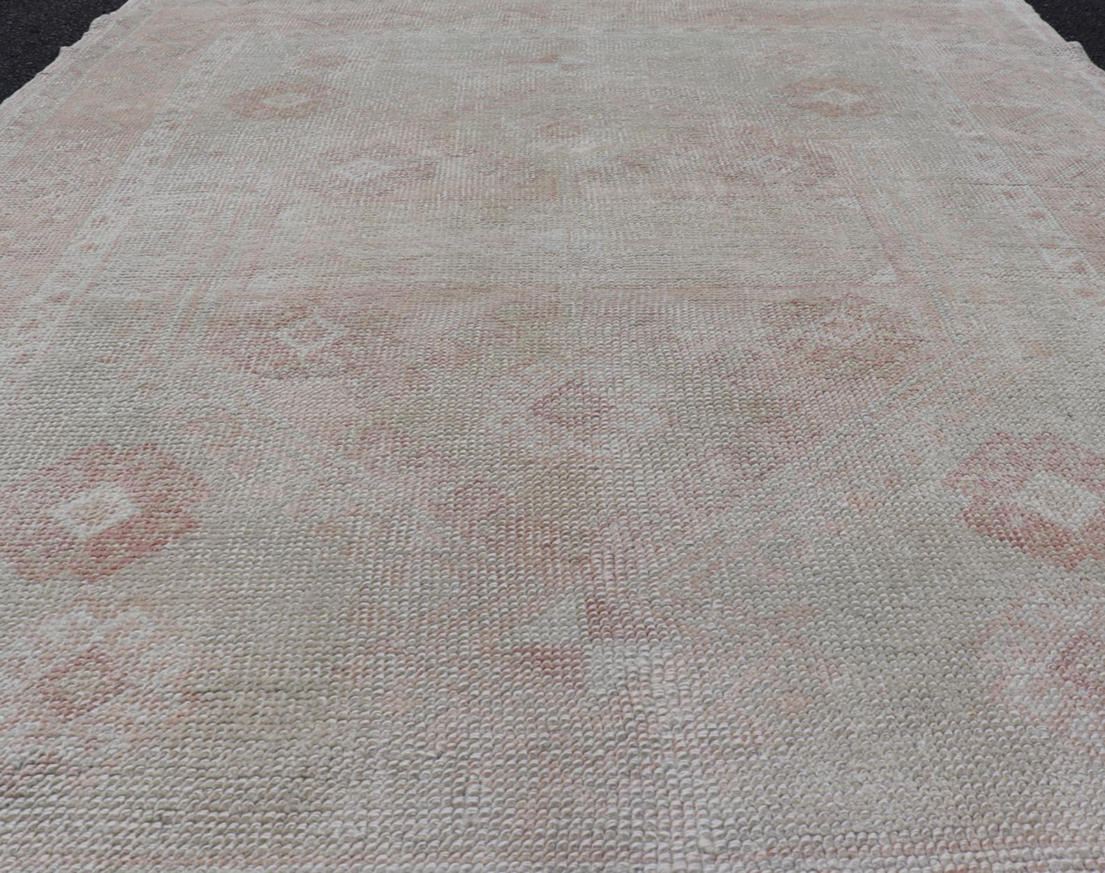 Oushak-Teppich im Vintage-Stil mit pastellfarbenen Farben in Braun, Grün, Buttergelb und Rosa im Zustand „Gut“ im Angebot in Atlanta, GA