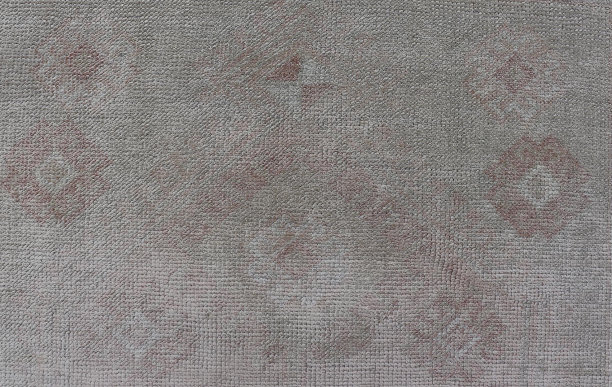 Oushak-Teppich im Vintage-Stil mit pastellfarbenen Farben in Braun, Grün, Buttergelb und Rosa (Wolle) im Angebot
