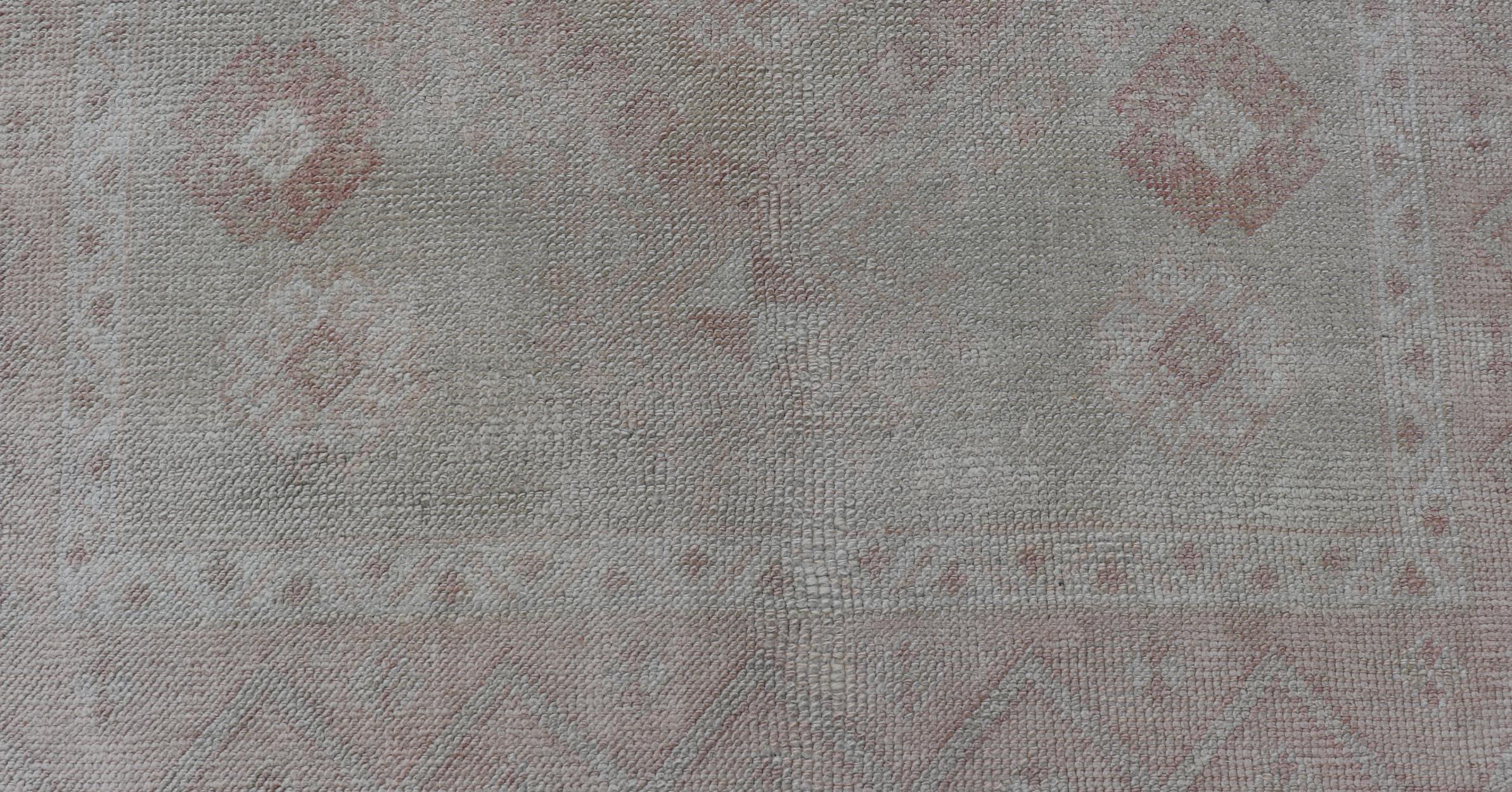 Oushak-Teppich im Vintage-Stil mit pastellfarbenen Farben in Braun, Grün, Buttergelb und Rosa im Angebot 1