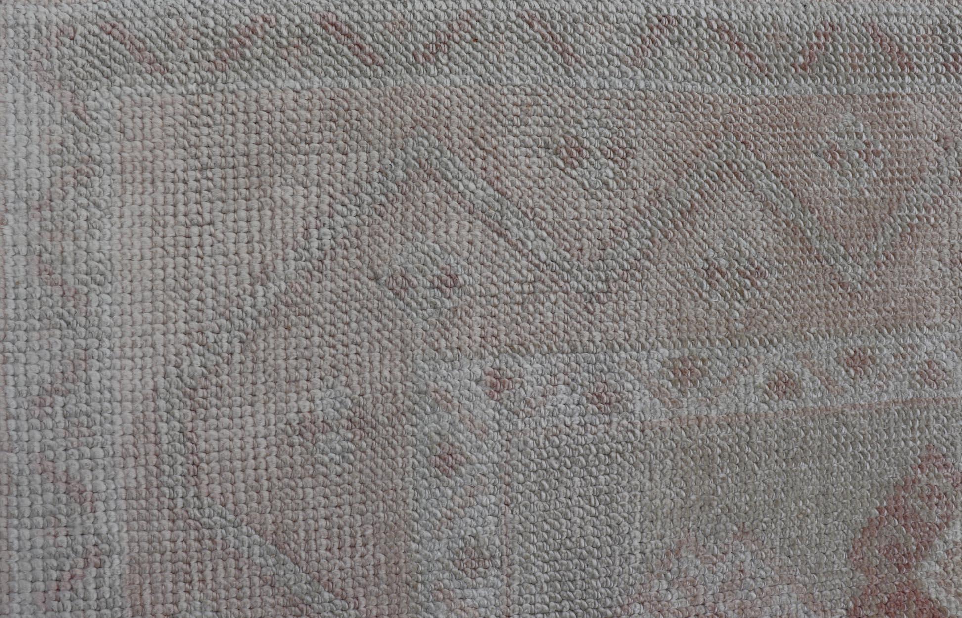 Oushak-Teppich im Vintage-Stil mit pastellfarbenen Farben in Braun, Grün, Buttergelb und Rosa im Angebot 2