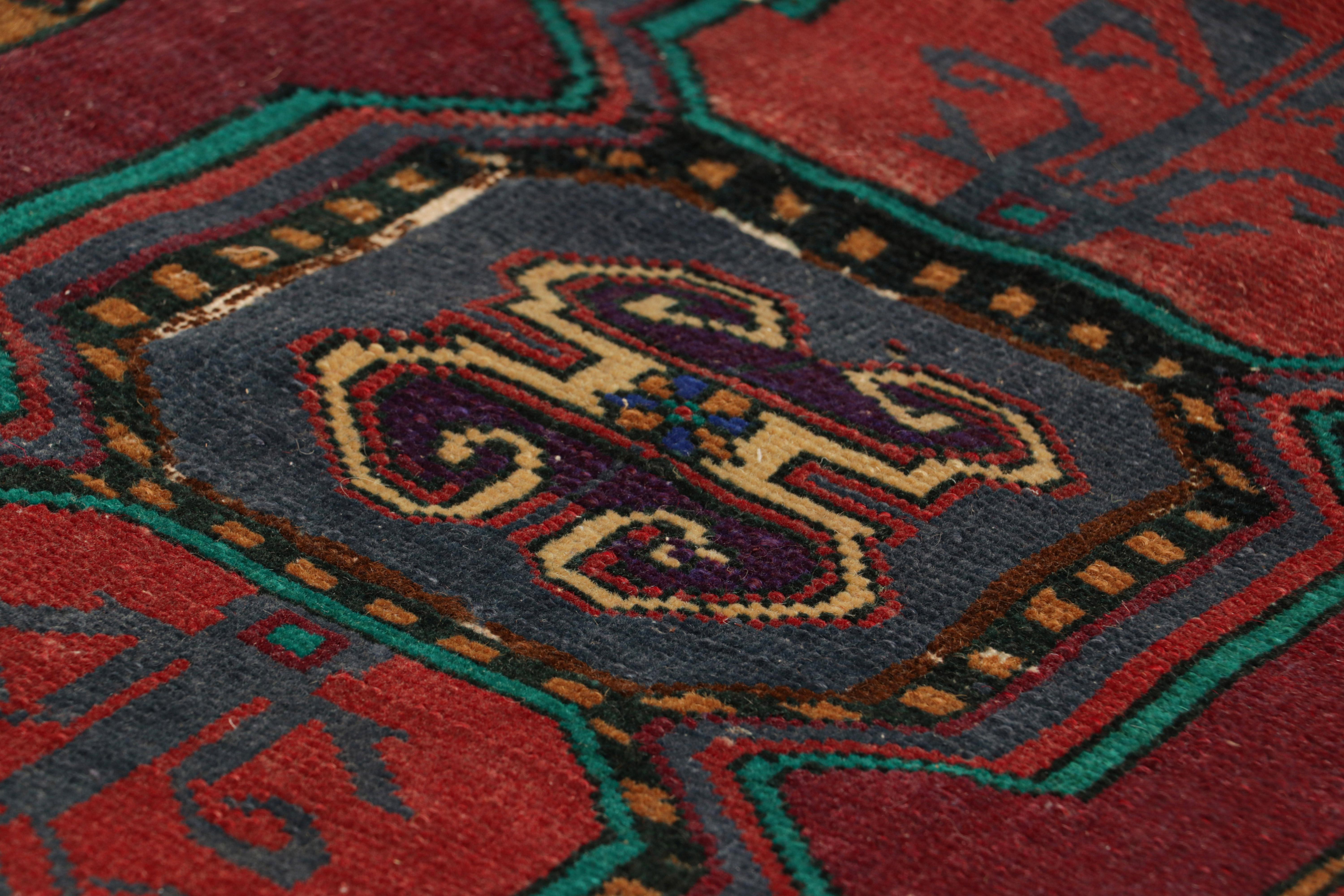 Noué à la main en laine, originaire de Turquie vers 1950-1960, ce tapis vintage 2x3 de taille cadeau fait partie d'un ensemble très spécial de jumeaux issus d'une collection exceptionnelle de tapis Oushak du milieu du siècle, nouvellement introduite