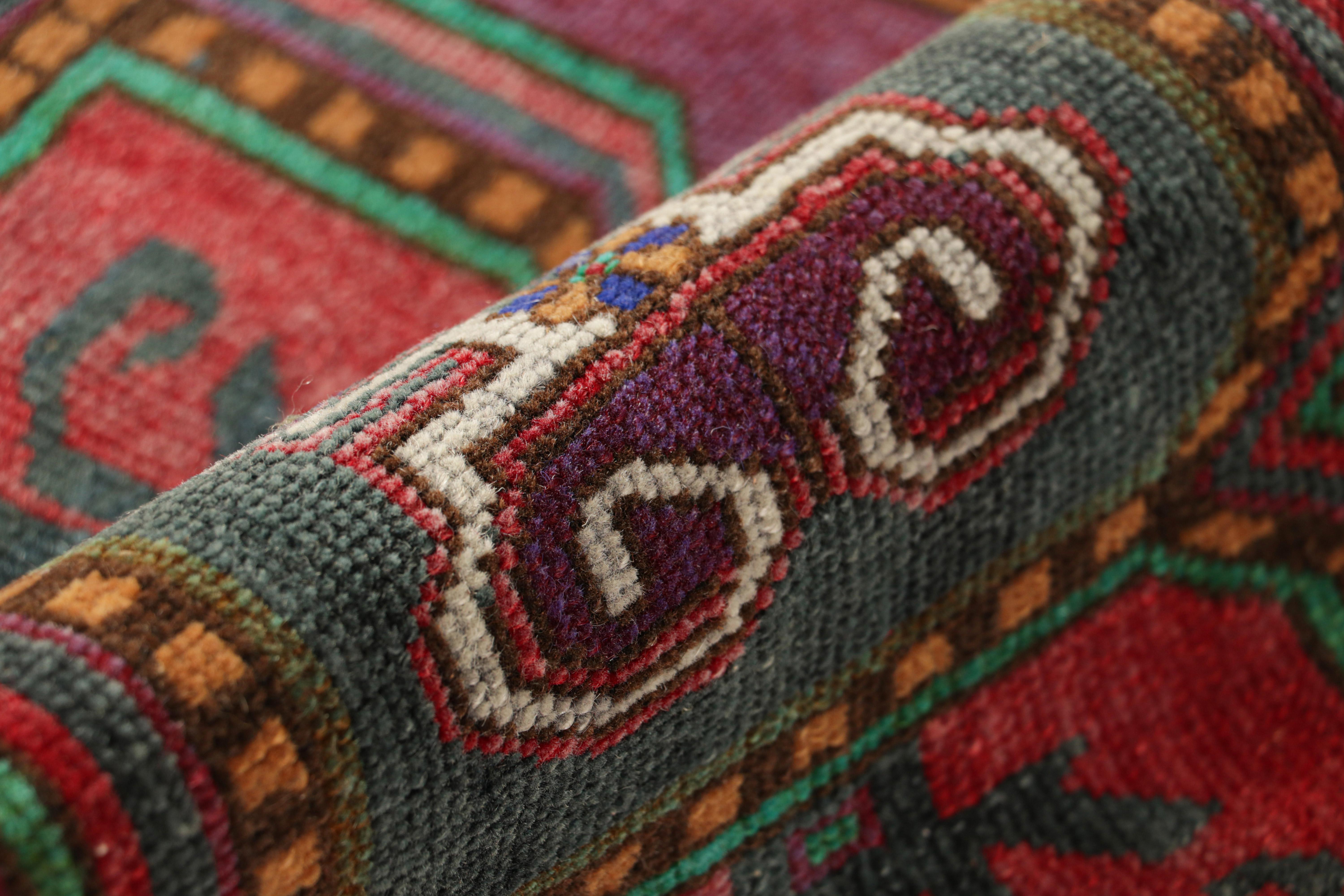 Metà XX secolo Tappeto Oushak vintage con medaglioni geometrici policromatici, da Rug & Kilim in vendita