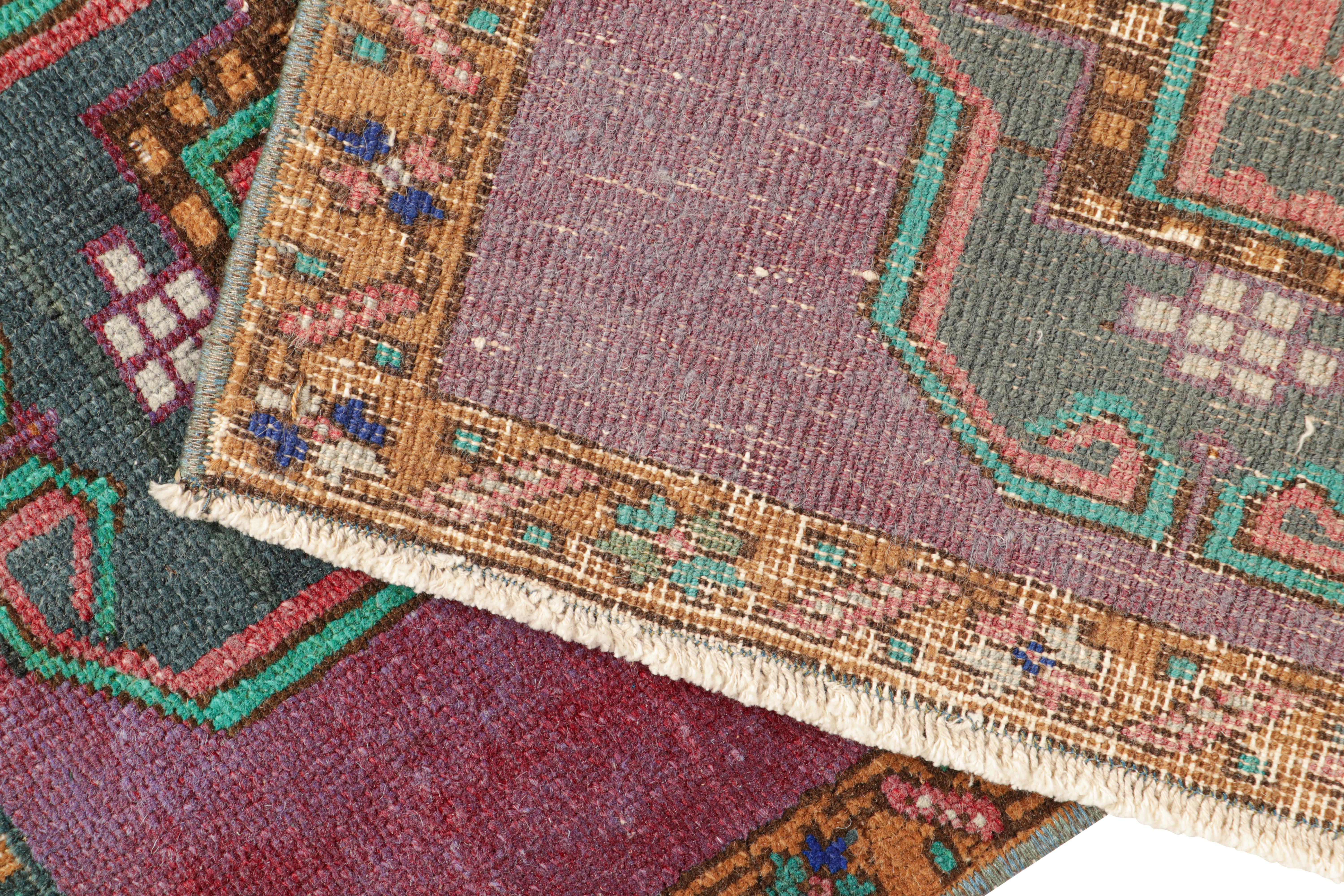 Lana Tappeto Oushak vintage con medaglioni geometrici policromatici, da Rug & Kilim in vendita