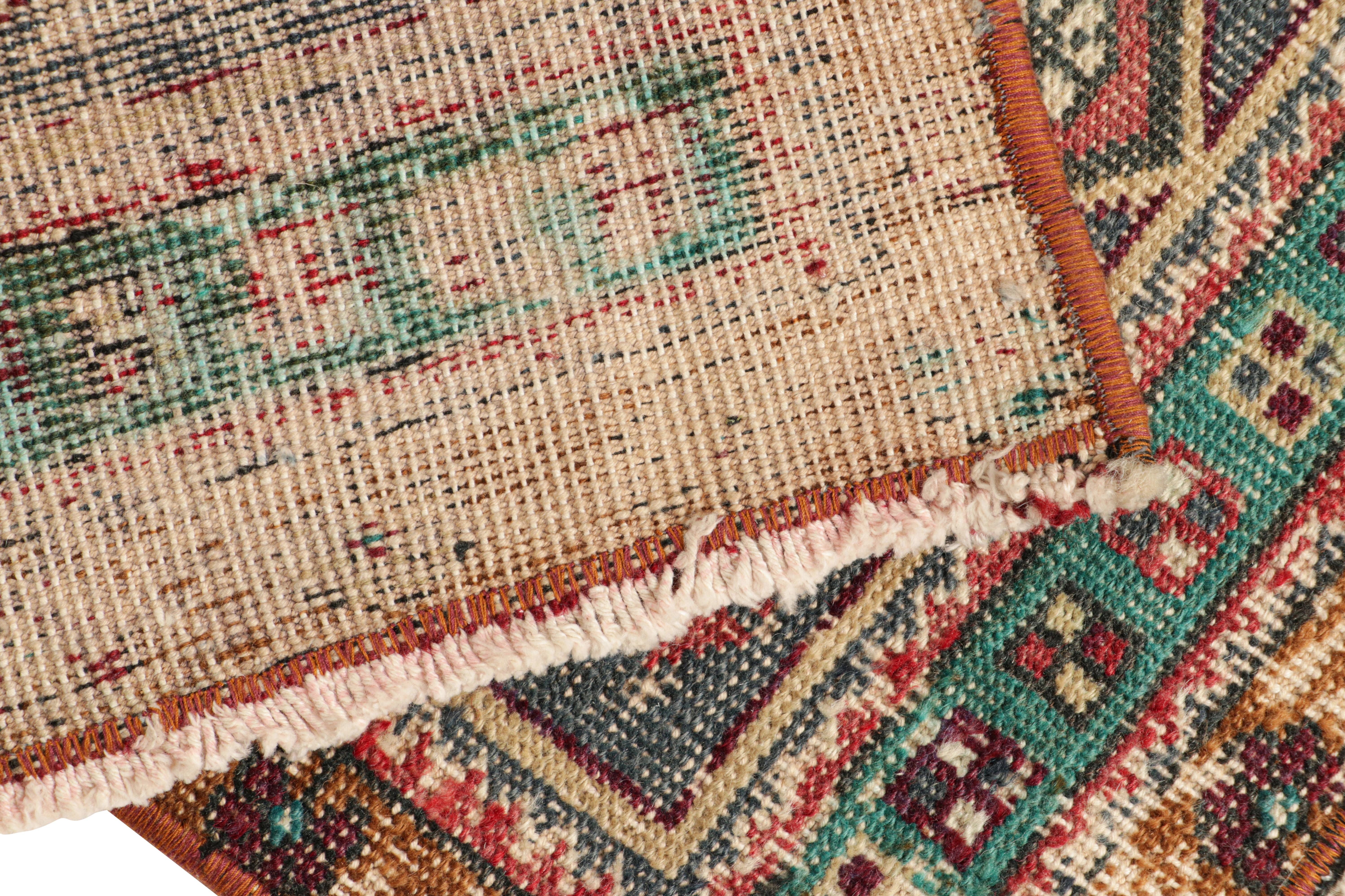 Lana Tappeto Oushak vintage con medaglioni geometrici policromatici, da Rug & Kilim in vendita