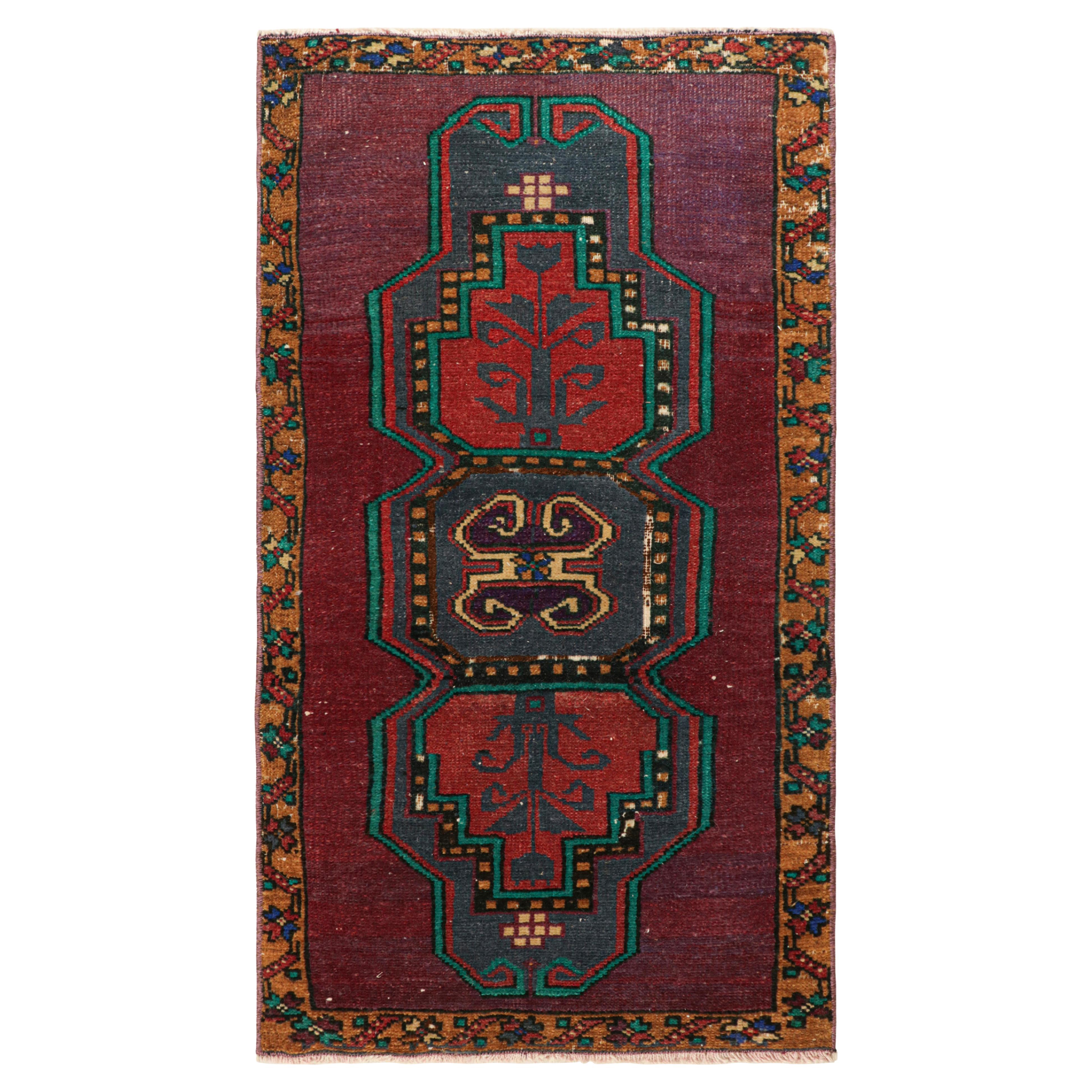 Tapis Oushak vintage avec médaillons géométriques polychromes, de Rug & Kilim en vente