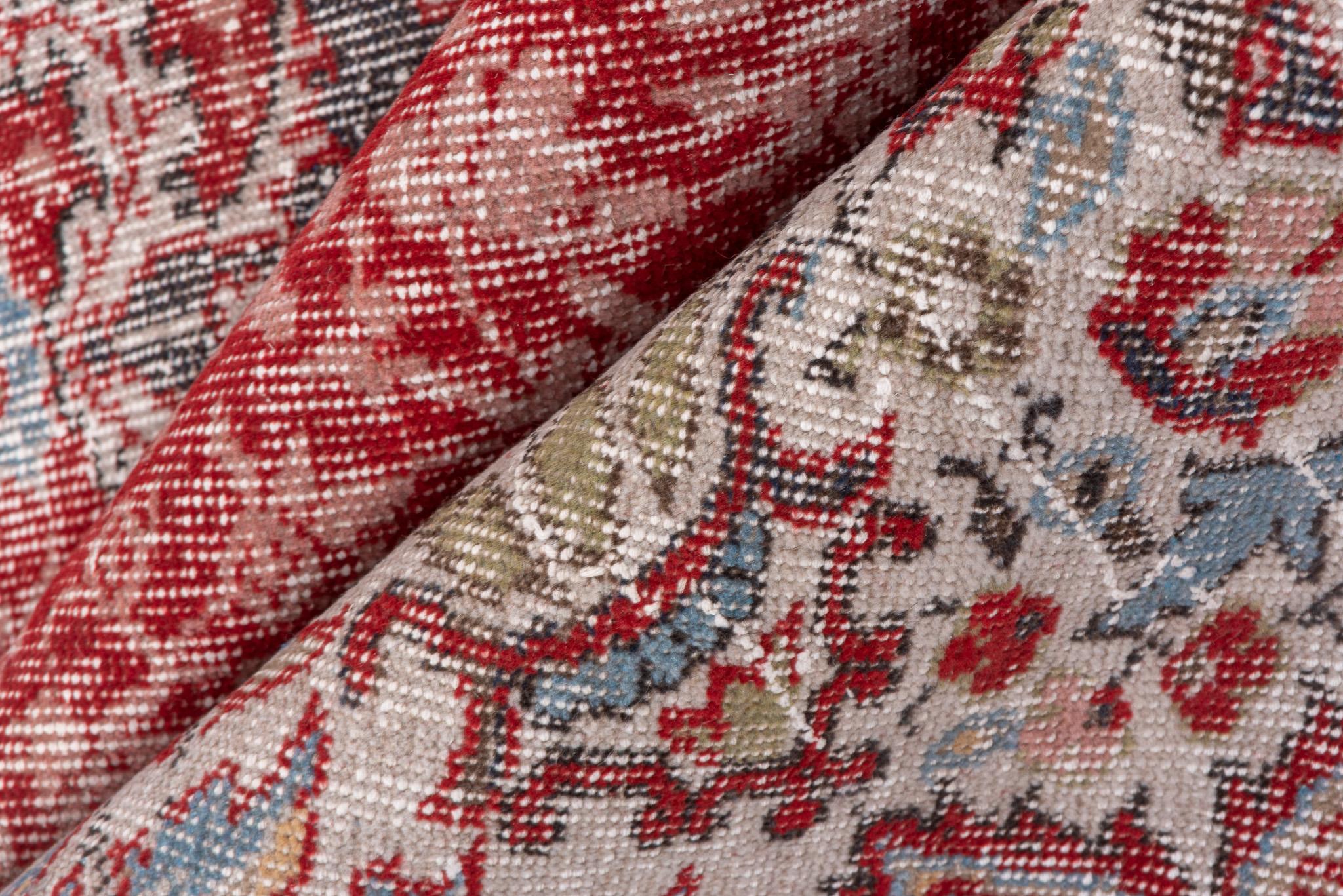 Dieser exquisite 6,10 x 10,0 große Oushak-Teppich fängt mit seinem auffälligen Medaillon-Muster in der Mitte die Essenz türkischer Eleganz ein. Das leuchtend korallenrote Feld dient als kühne Leinwand, die durch verschlungene Blumen- und