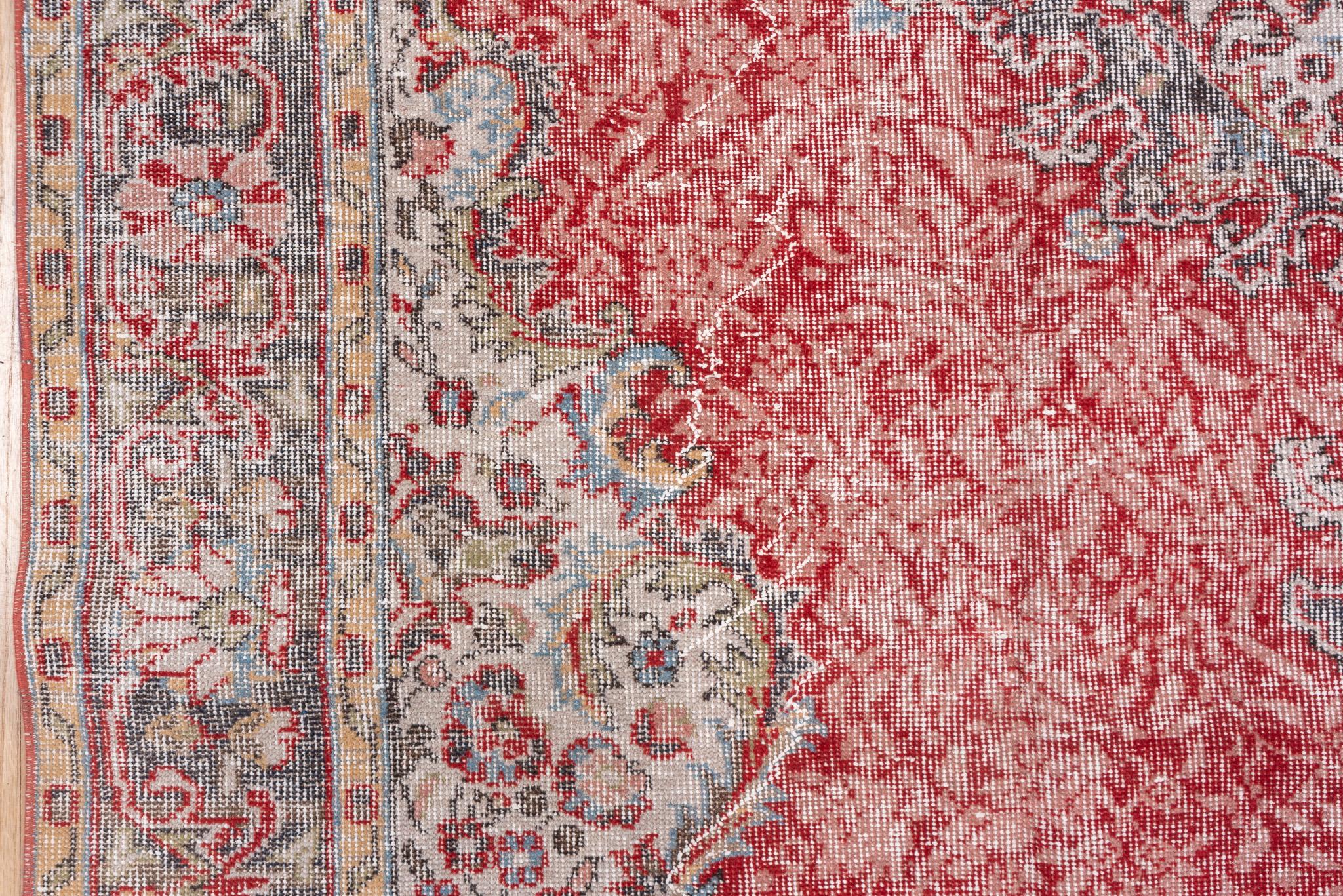 Oushak-Teppich im Vintage-Stil mit rotem Medaillon und Blumenmotiven im Zustand „Hervorragend“ im Angebot in New York, NY
