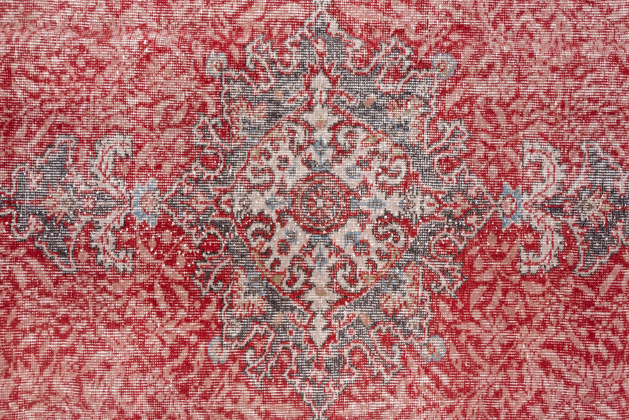Oushak-Teppich im Vintage-Stil mit rotem Medaillon und Blumenmotiven (Wolle) im Angebot