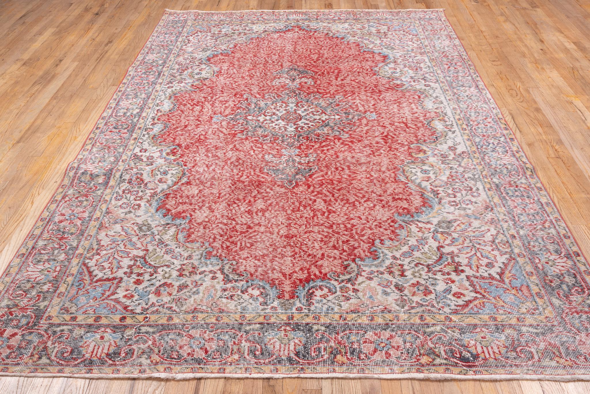 Oushak-Teppich im Vintage-Stil mit rotem Medaillon und Blumenmotiven im Angebot 1