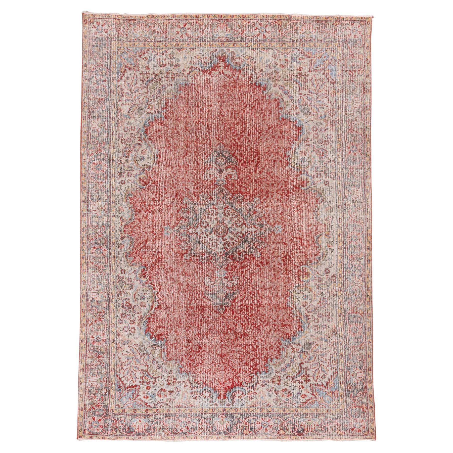 Oushak-Teppich im Vintage-Stil mit rotem Medaillon und Blumenmotiven