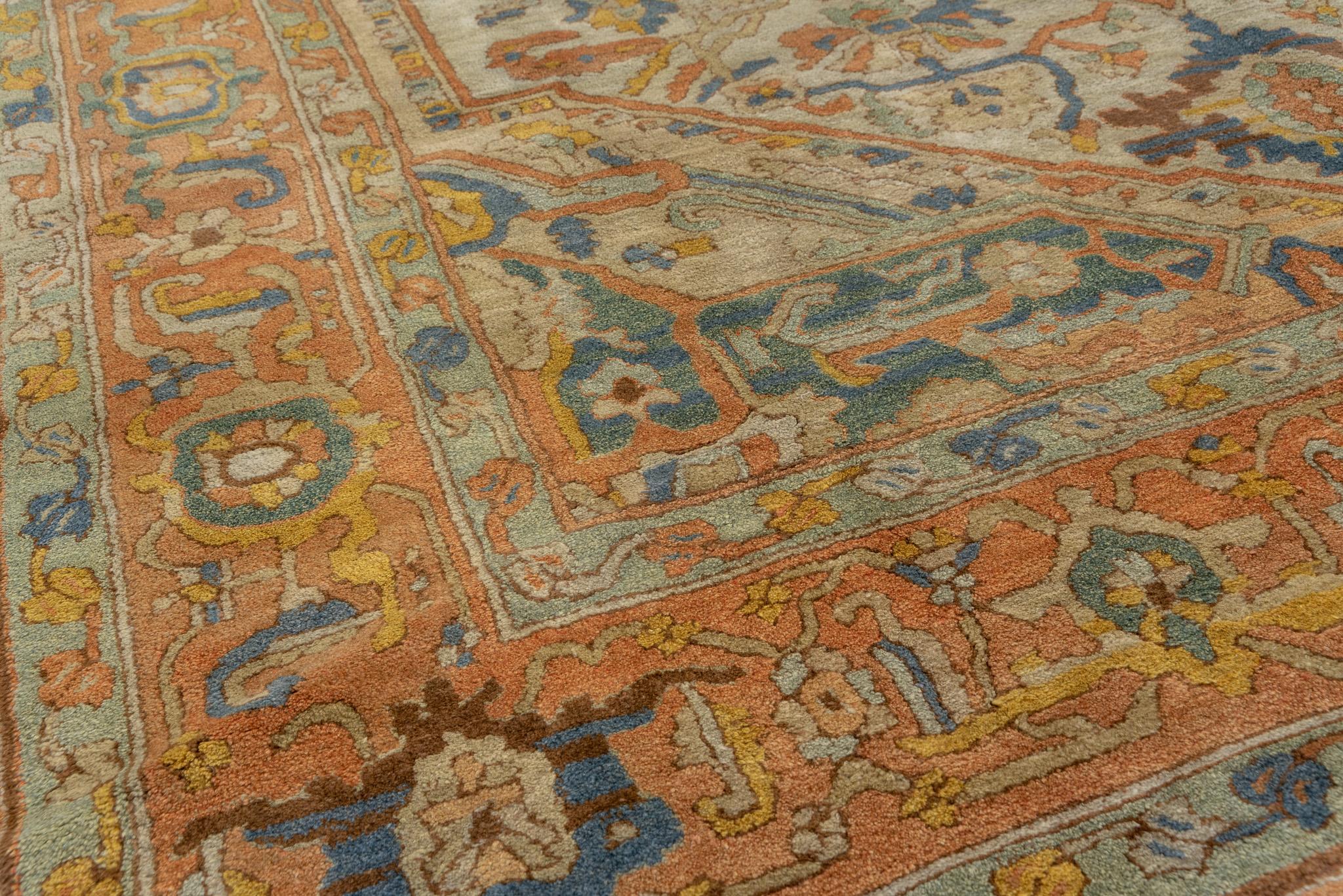 Dieser 6,4 x 10,0 große Hakenteppich zeigt eine meisterhafte Mischung aus leuchtenden Farben und komplizierten geometrischen Motiven, die in der reichen Tradition der türkischen Weberei verwurzelt sind. Das zentrale Medaillon des Teppichs, das von