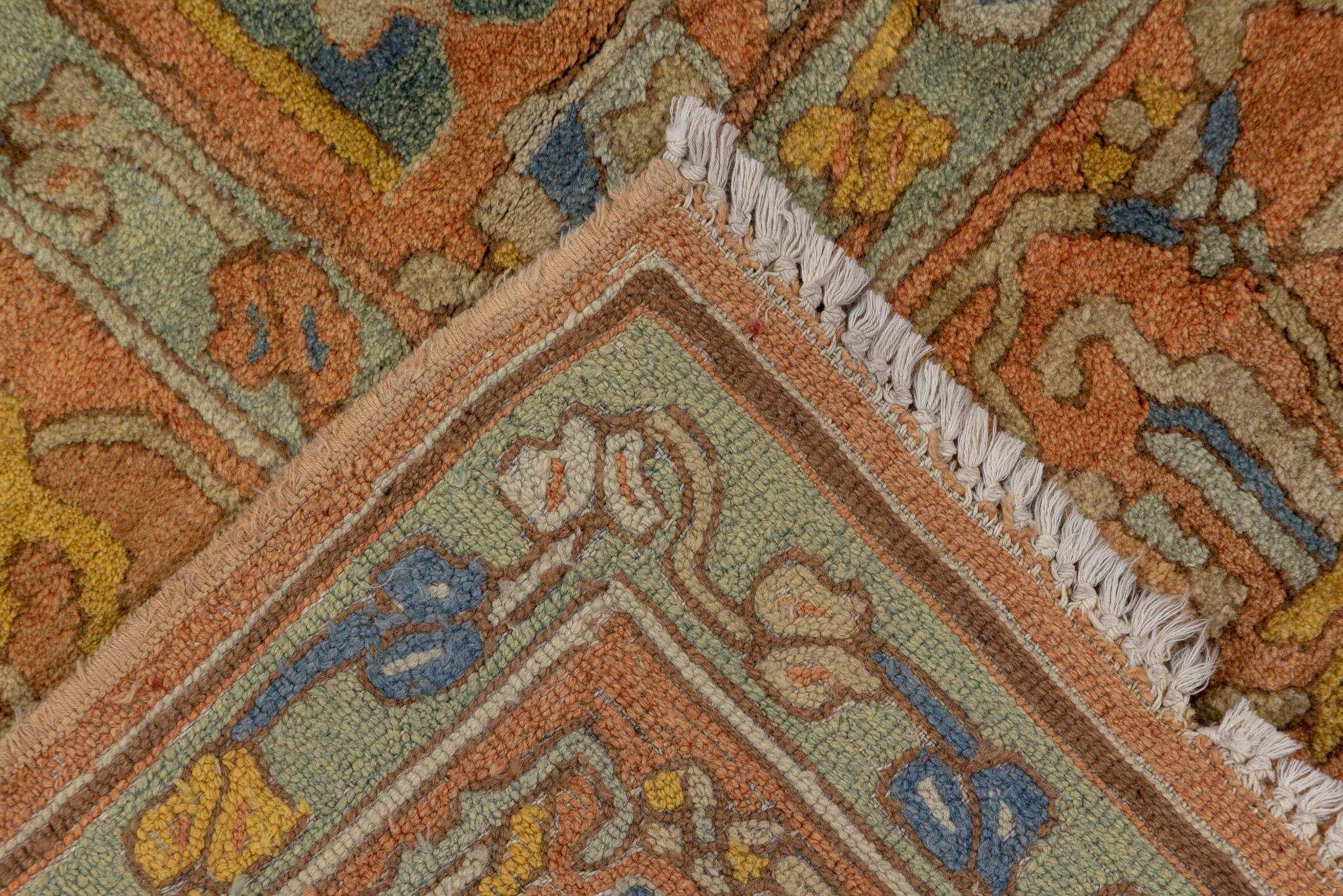 Oushak-Teppich im Vintage-Stil mit weicher Farbpalette und Medaillon-Design im Zustand „Hervorragend“ im Angebot in New York, NY