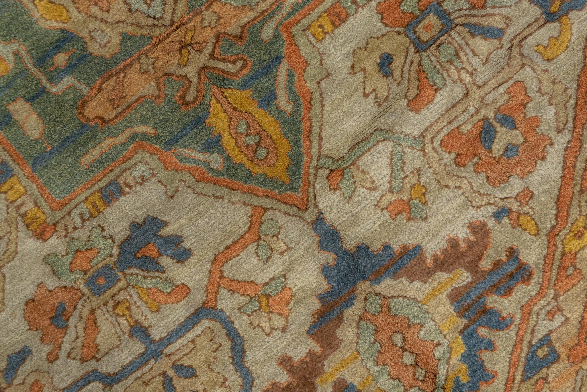 Oushak-Teppich im Vintage-Stil mit weicher Farbpalette und Medaillon-Design (20. Jahrhundert) im Angebot