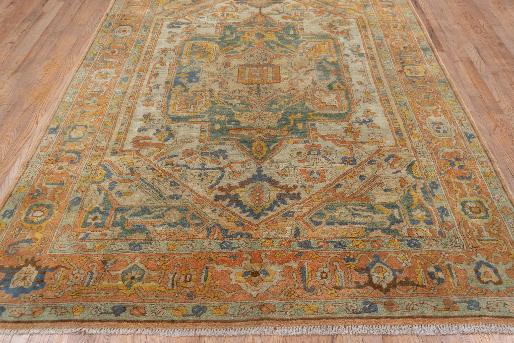 Oushak-Teppich im Vintage-Stil mit weicher Farbpalette und Medaillon-Design im Angebot 1