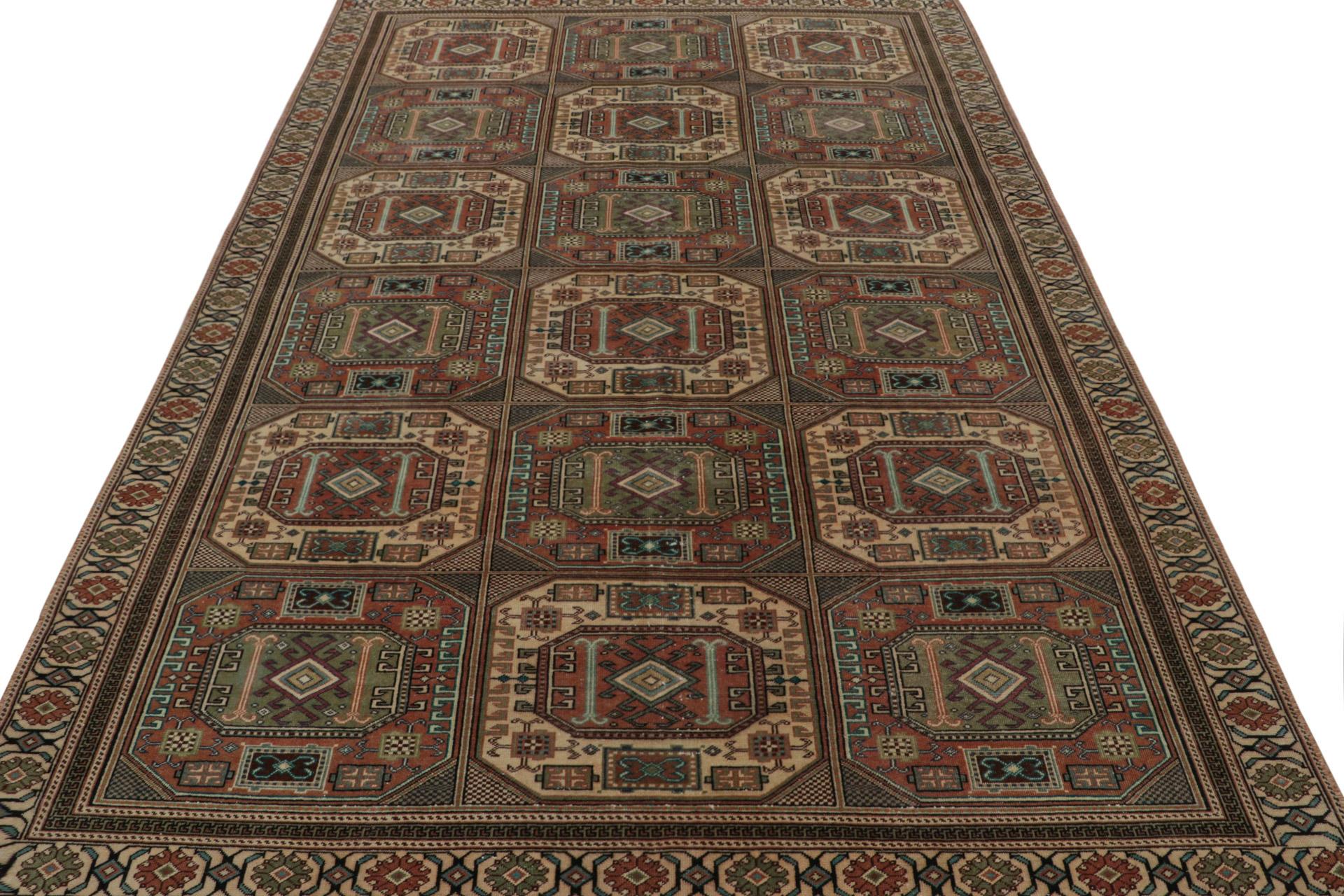 Vintage Oushak Teppich, mit geometrischem Stammesmuster, von Rug & Kilim (Stammeskunst) im Angebot
