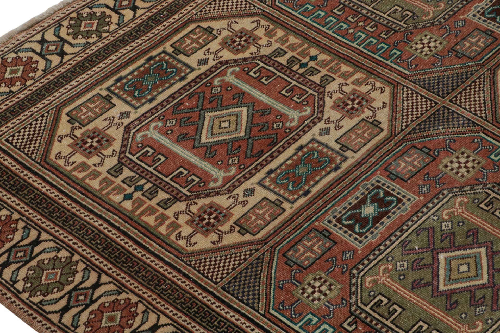 Vintage Oushak Teppich, mit geometrischem Stammesmuster, von Rug & Kilim (Handgeknüpft) im Angebot
